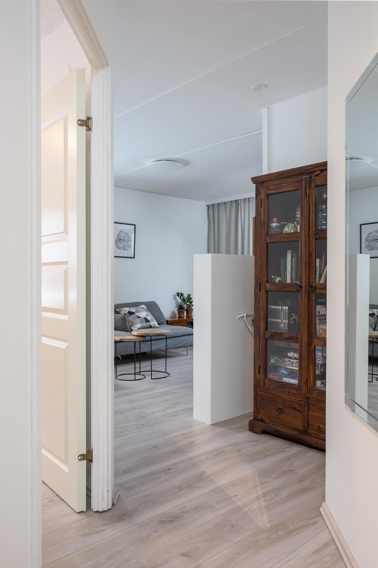 Näkymä eteisestä olohuoneeseen, makuuhuone vasemmalla, kylpyhuone vasemmalla