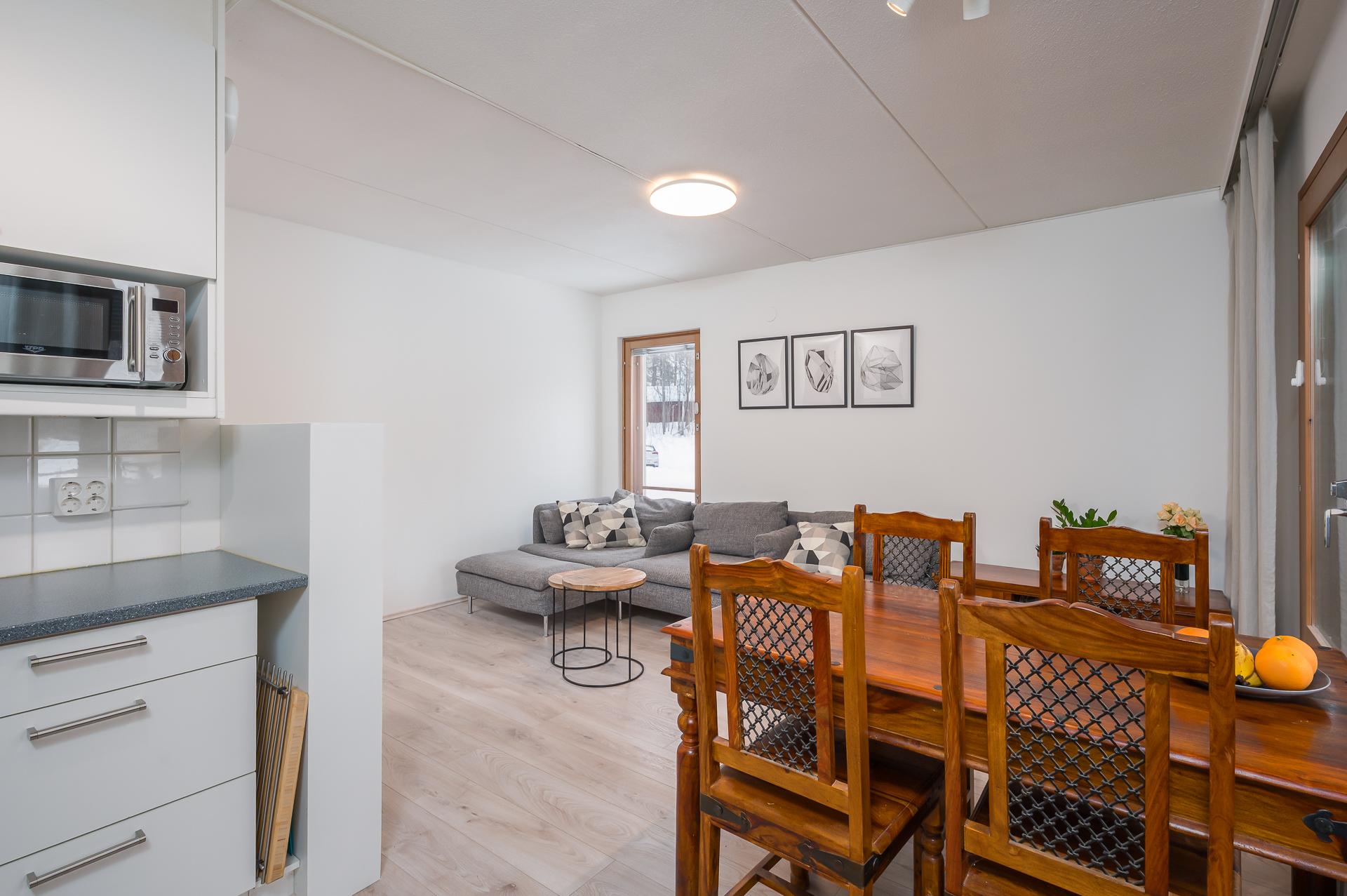 Näkymä keittiöstä olohuoneeseen