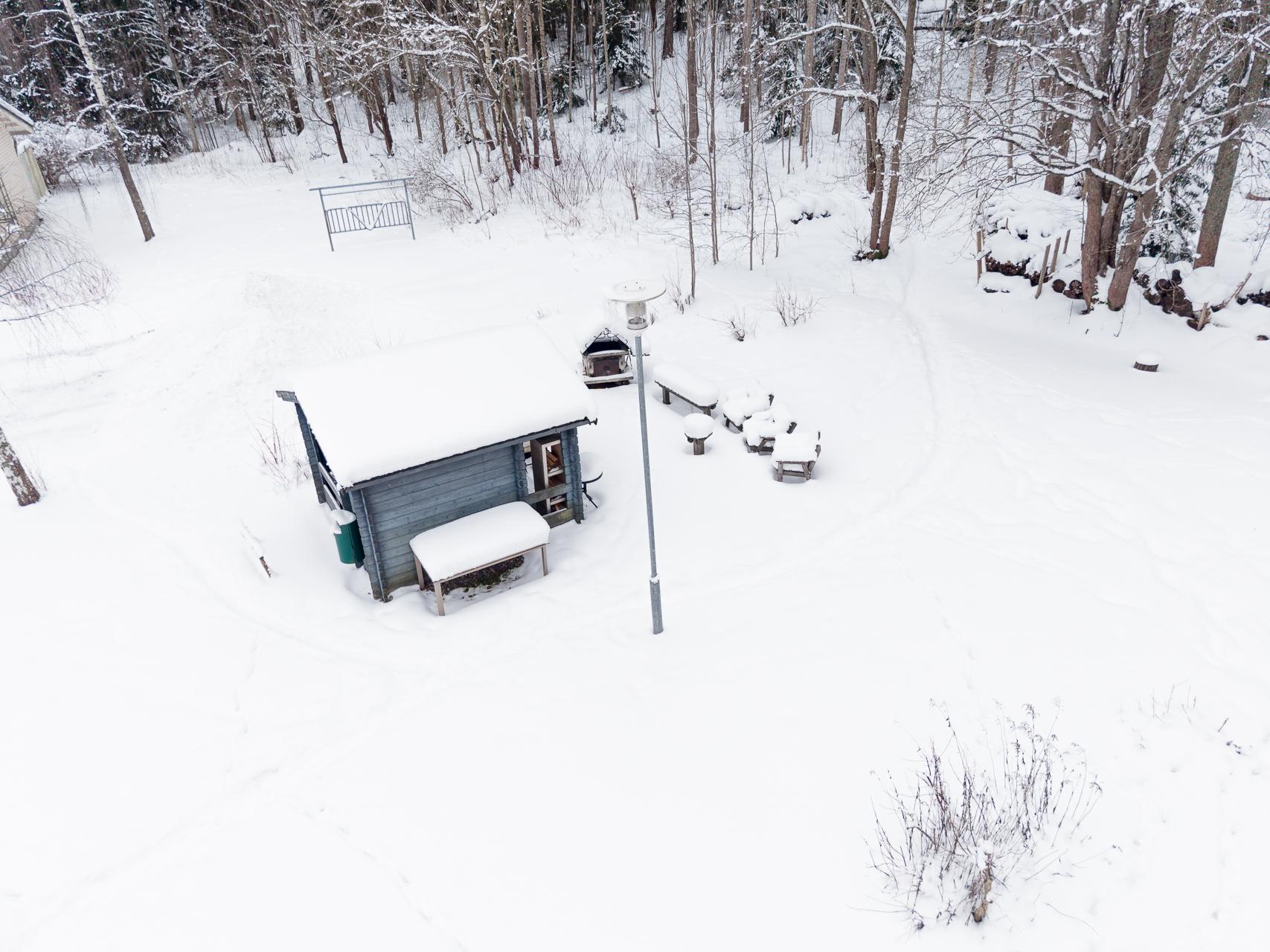 Taloyhtiöllä oma grillipaikka ja kota