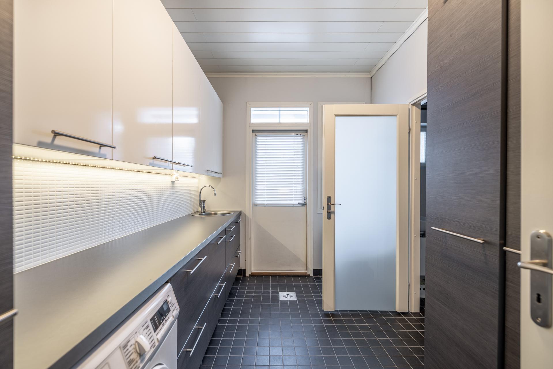 Kodinhoitohuoneesta käynti ulos