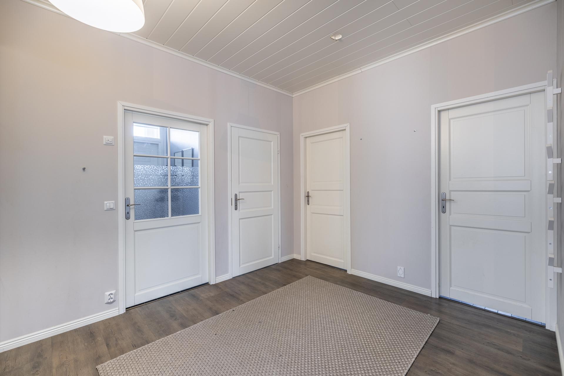 Eteisestä käynti erilliseen wc:hen, makuuhuoneeseen ja kodinhoitohuoneeseen