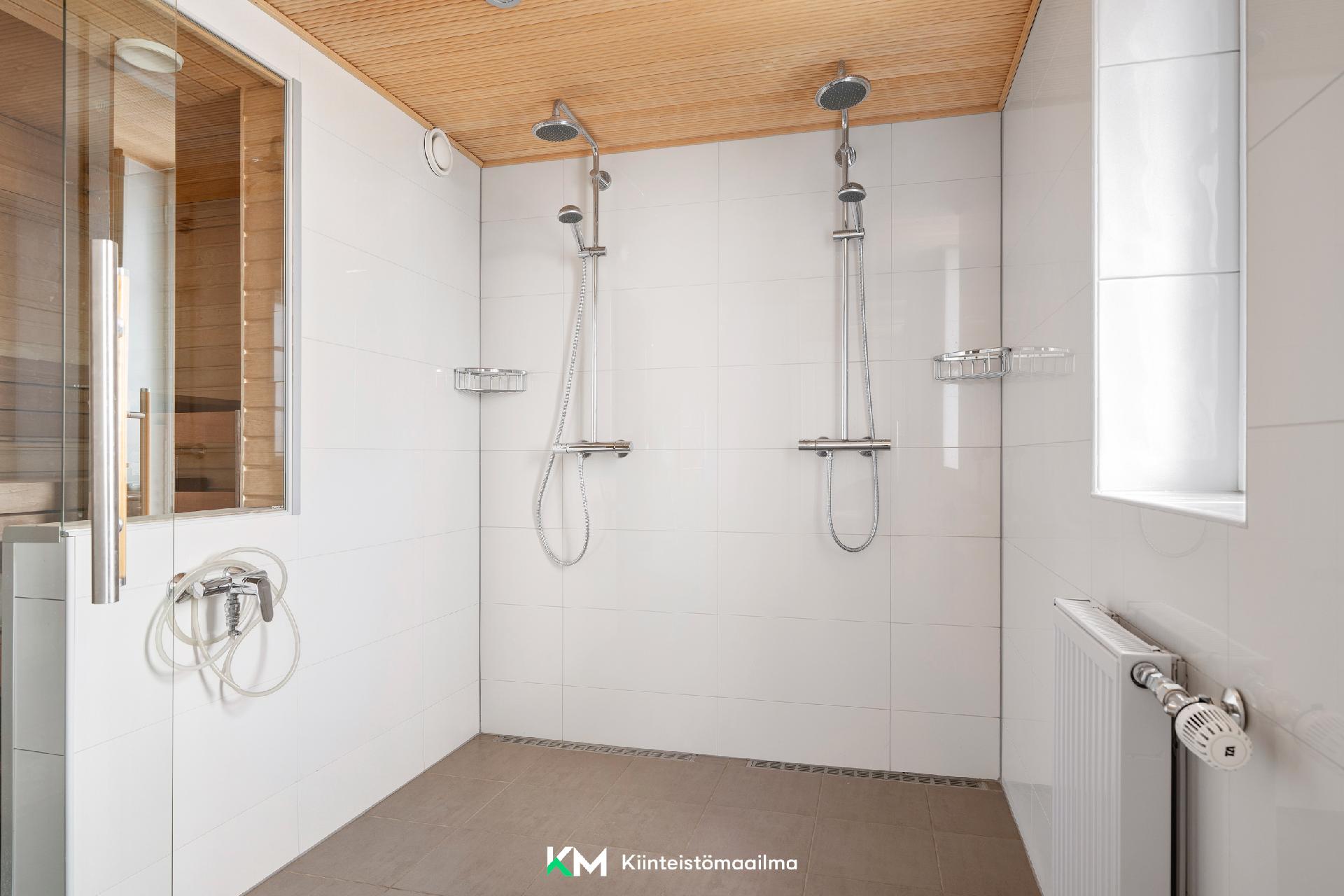 Ullakkosaunan suihkutila