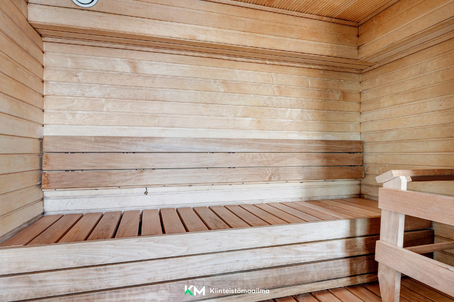 Ullakolla sijaitsevan talosaunan löylyhuone