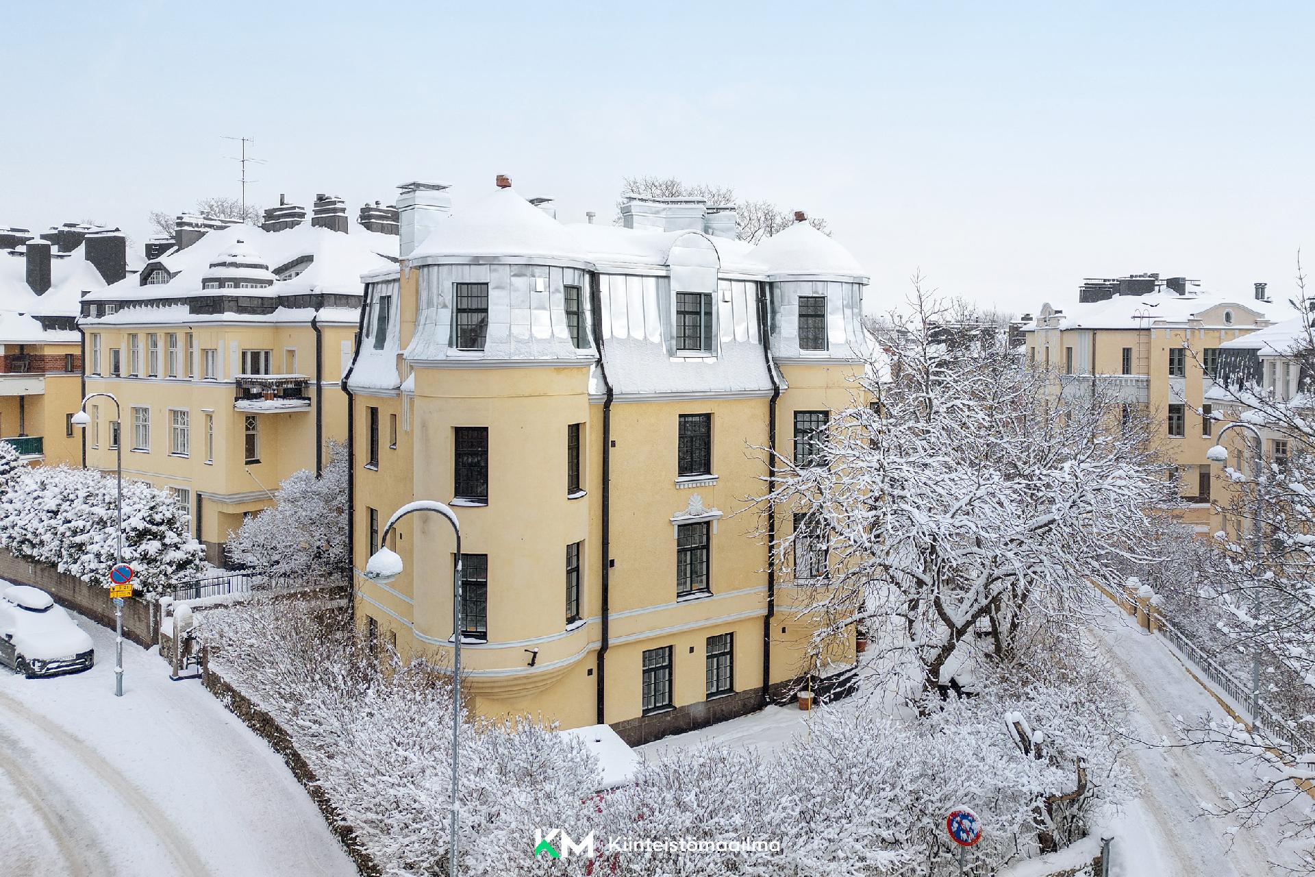 Talo sijoittuu erikoisen muotoiselle kulmatontille - kuin niemen nokkaan!