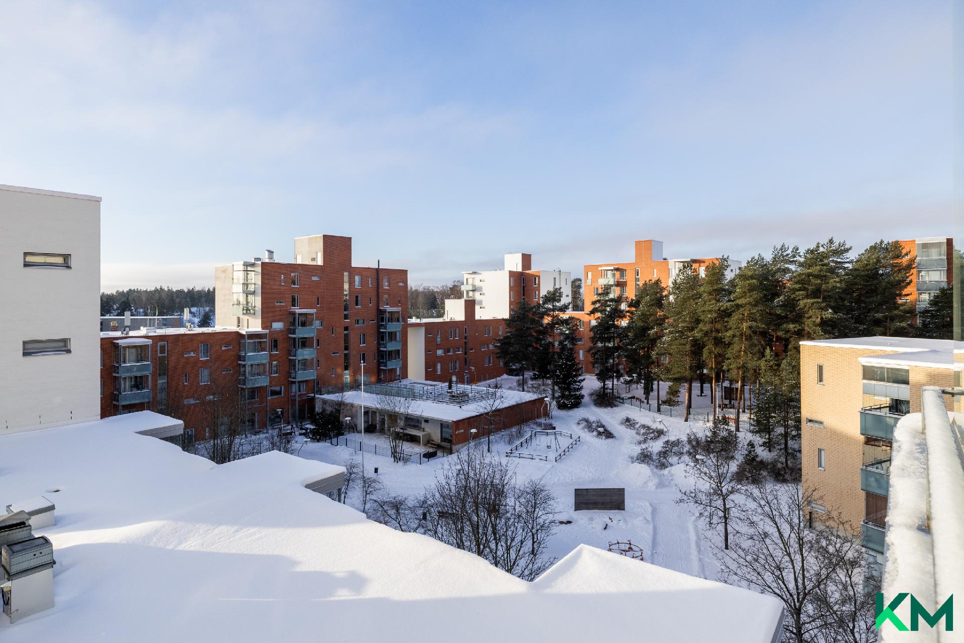 Ikkunanäkymät pihalle