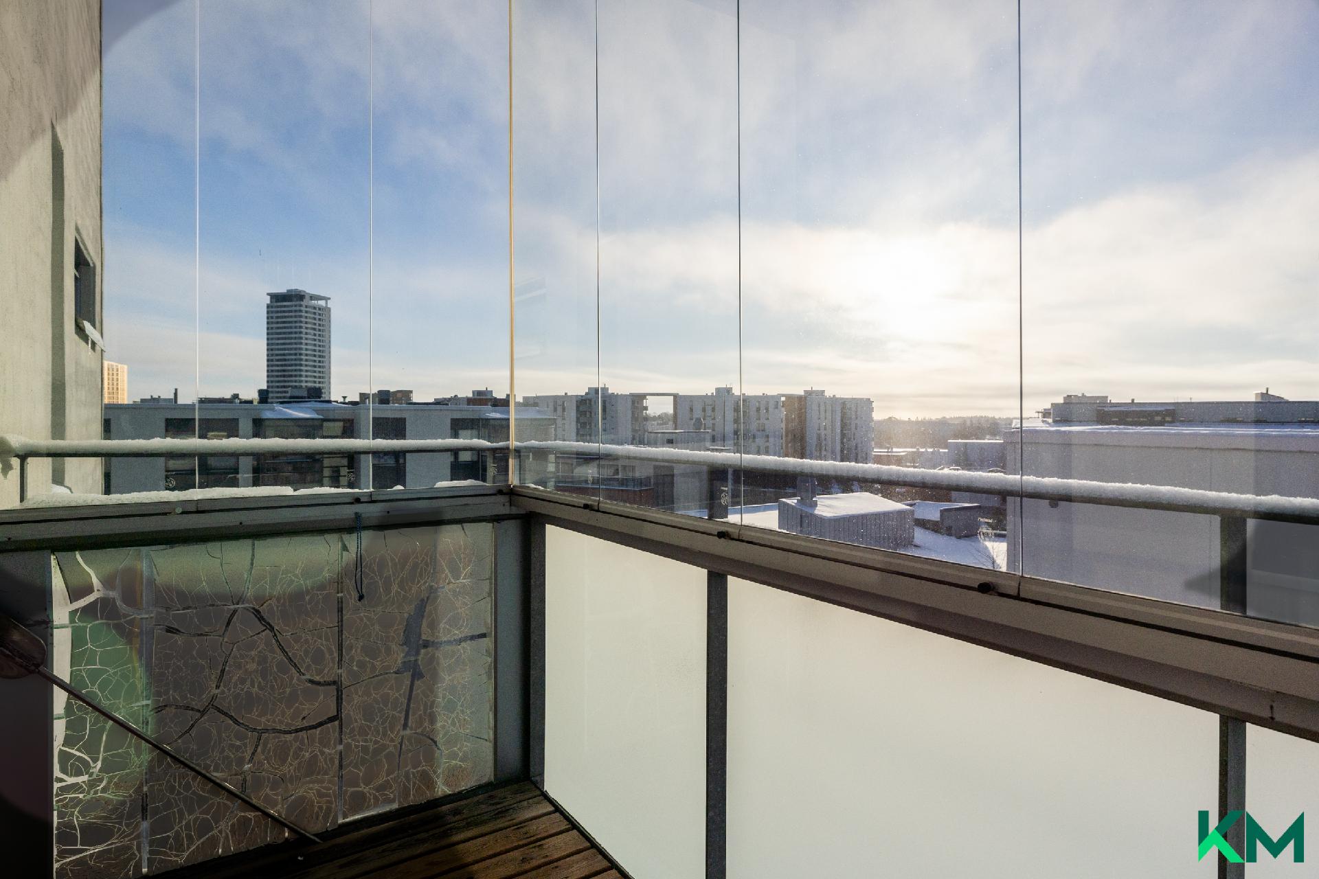 Lasitettu parveke etelään