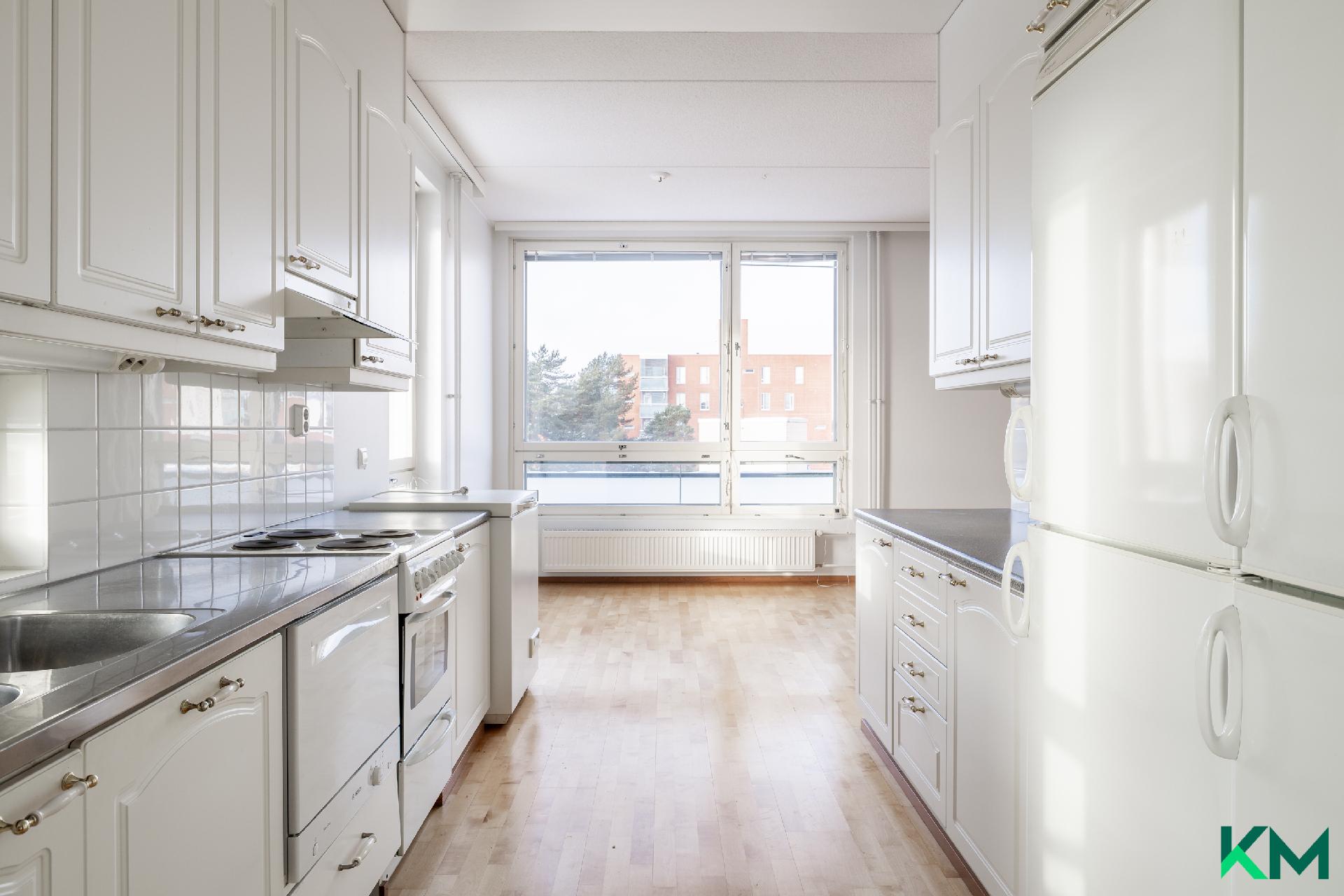 Keittiössä paljon kaappi ja laskutilaa