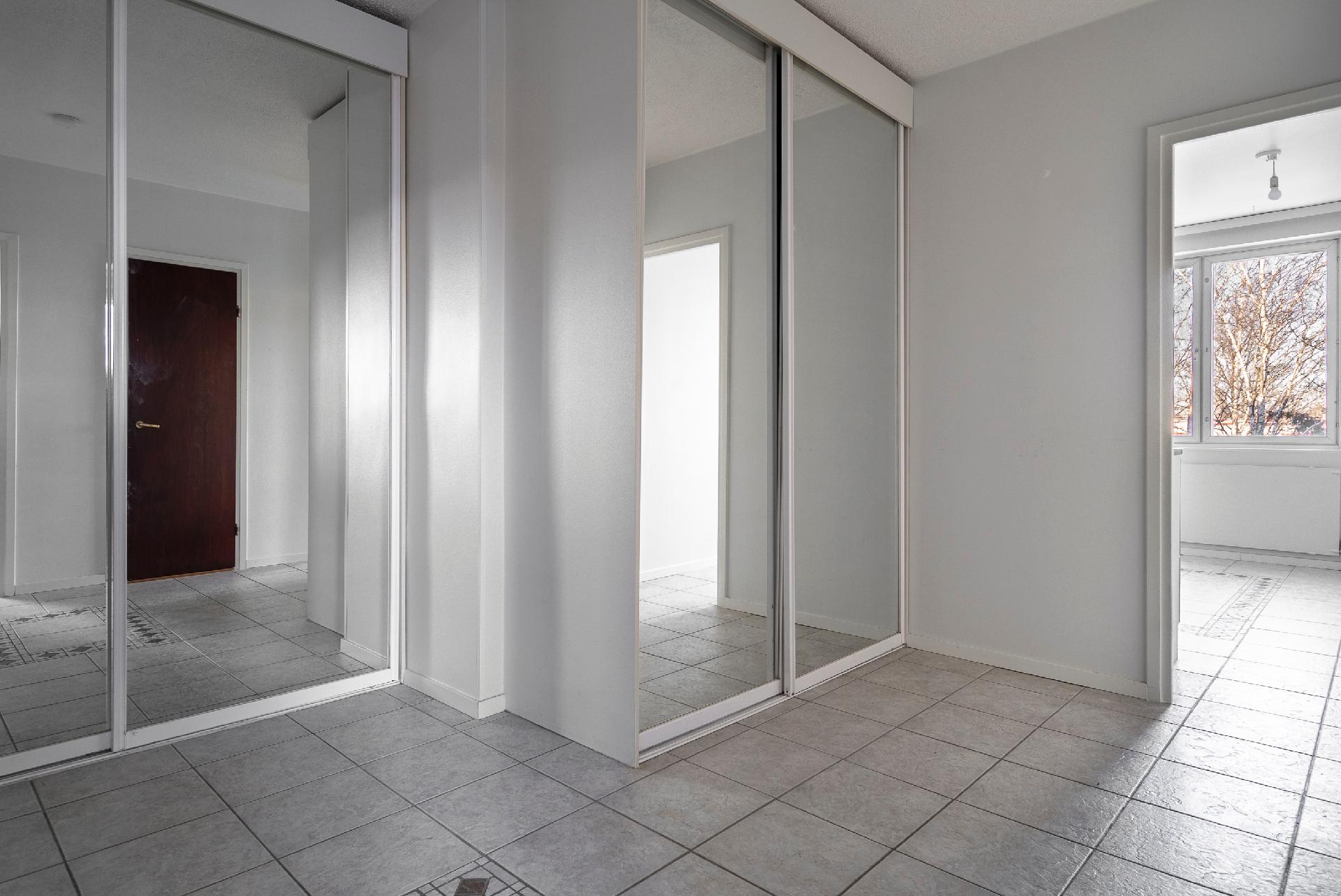 Eteisen peilikaapistot