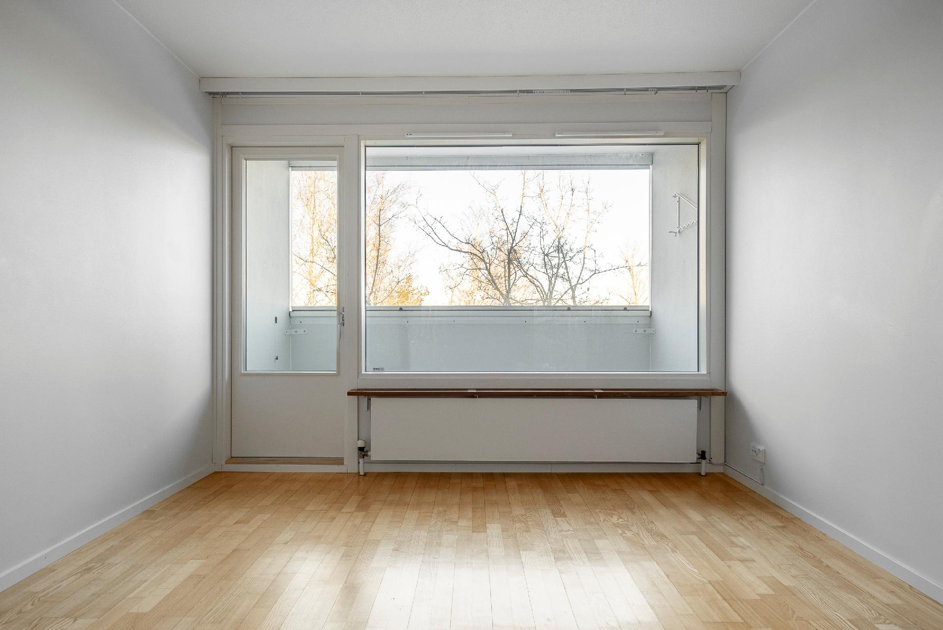 Olohuoneessa käynti parvekeelle