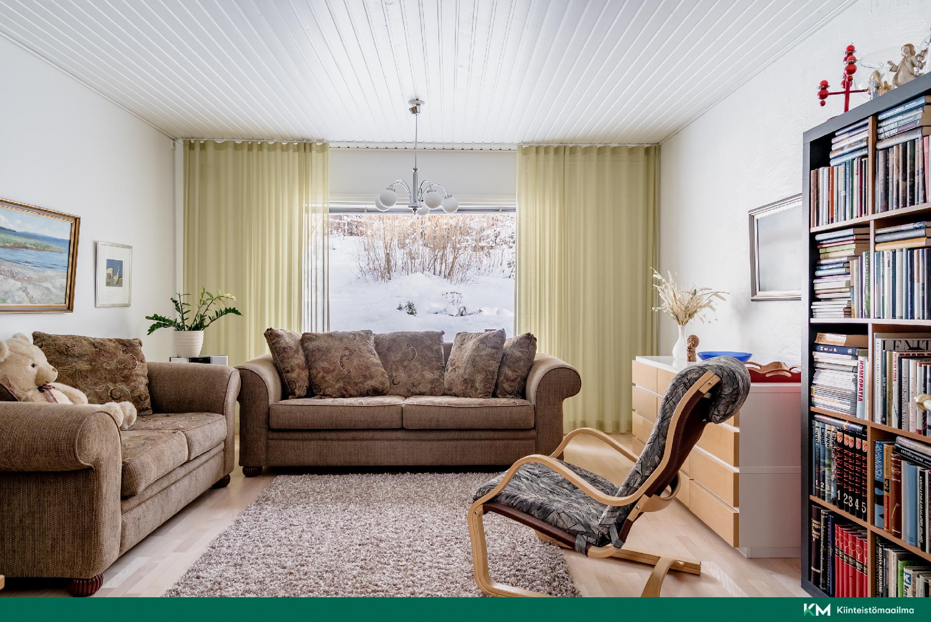 Yläkerran makuuhuone 2