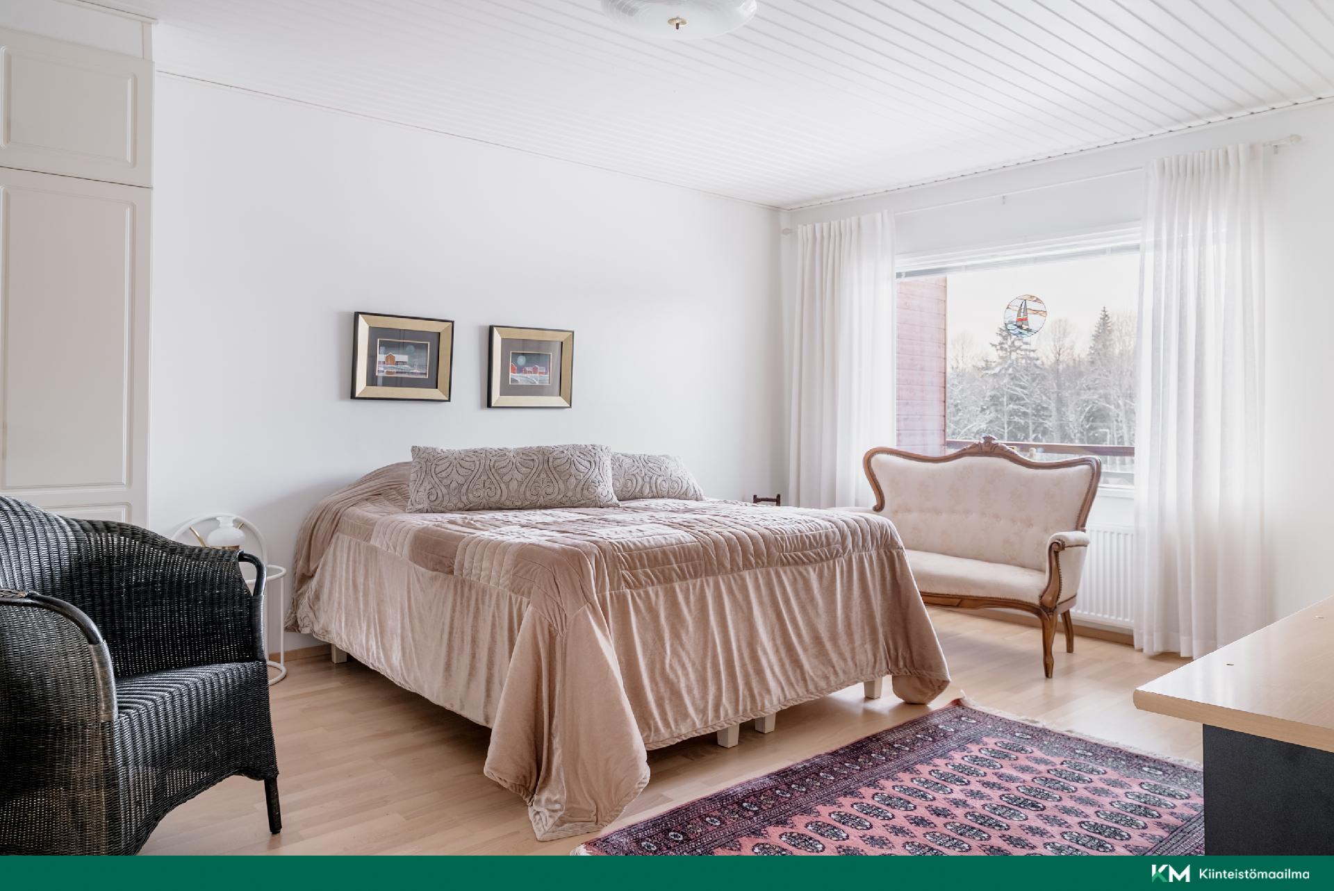 Yläkerran makuuhuone 1