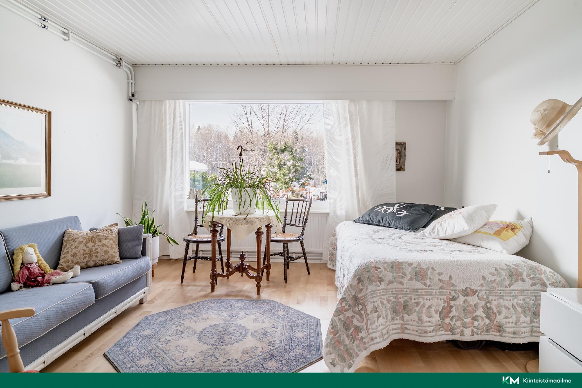 Alakerran makuuhuone 3