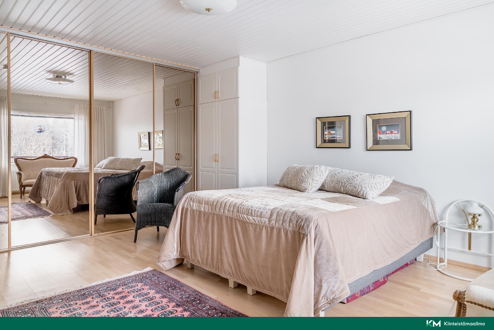 Yläkerran makuuhuone 1