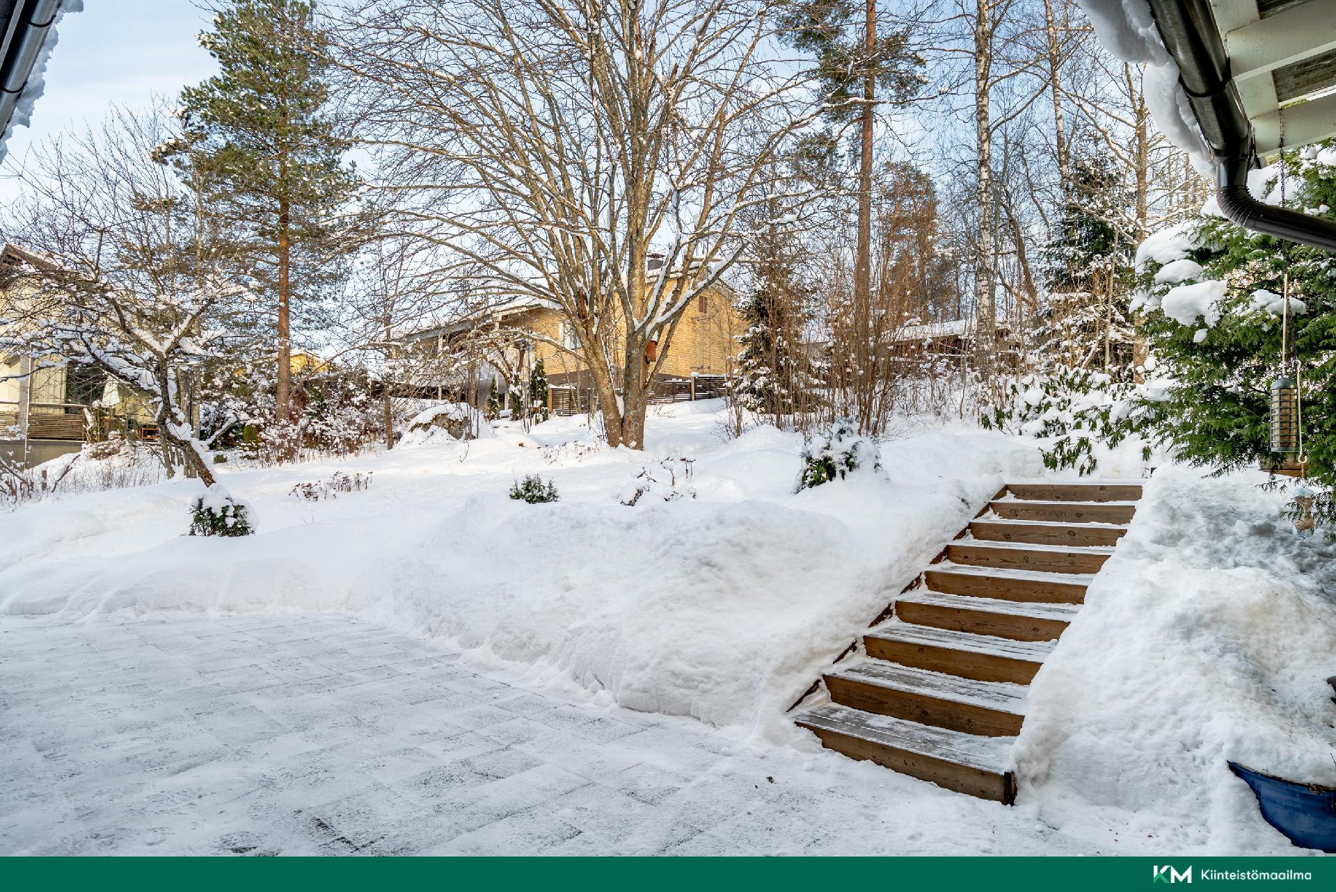 Takapiha näkymää talvella