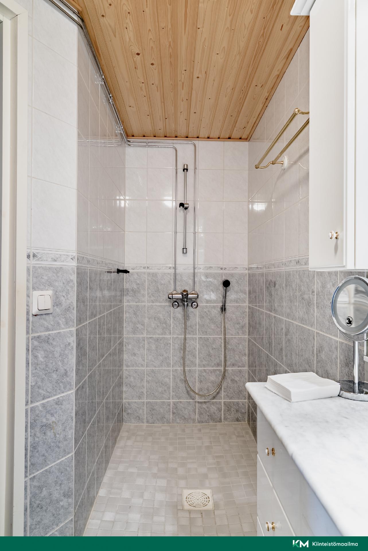 Yläkerran kylpyhuone