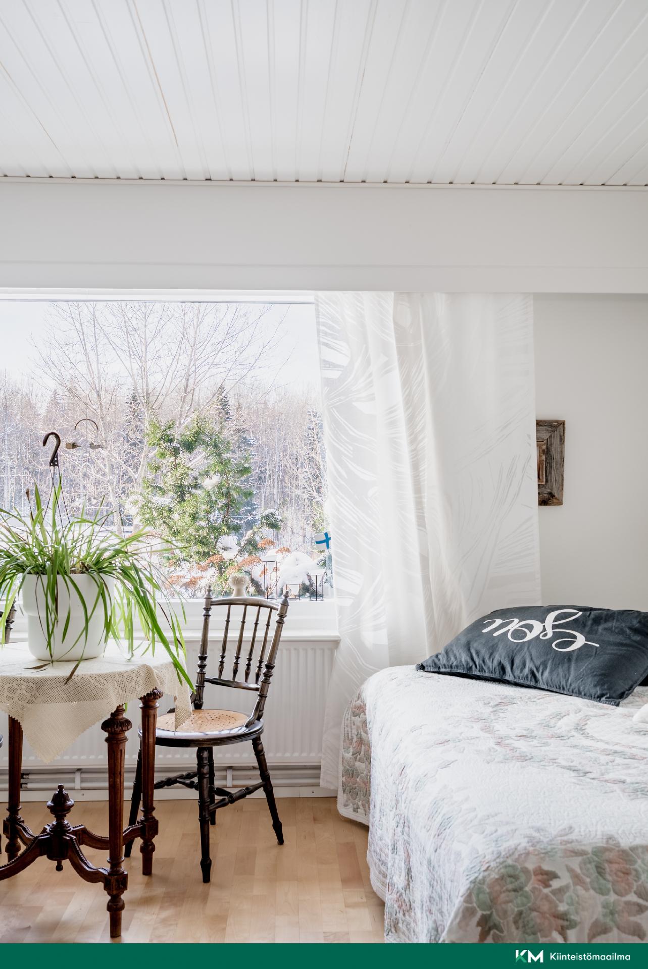 Alakerran makuuhuone 4