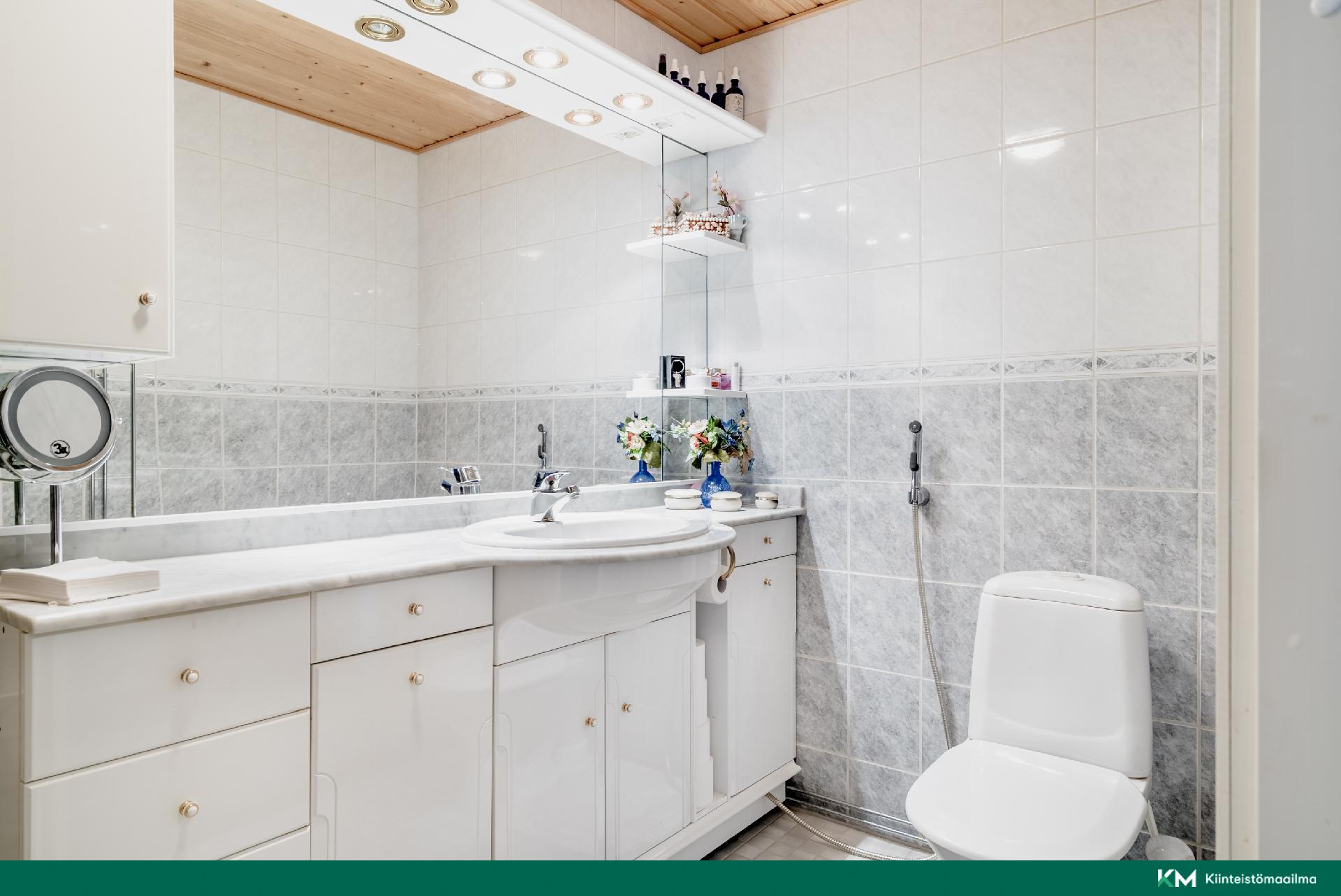 Yläkerran kylpyhuone