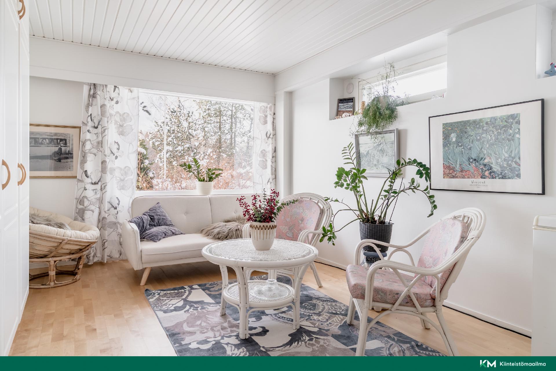 Alakerran makuuhuone 4