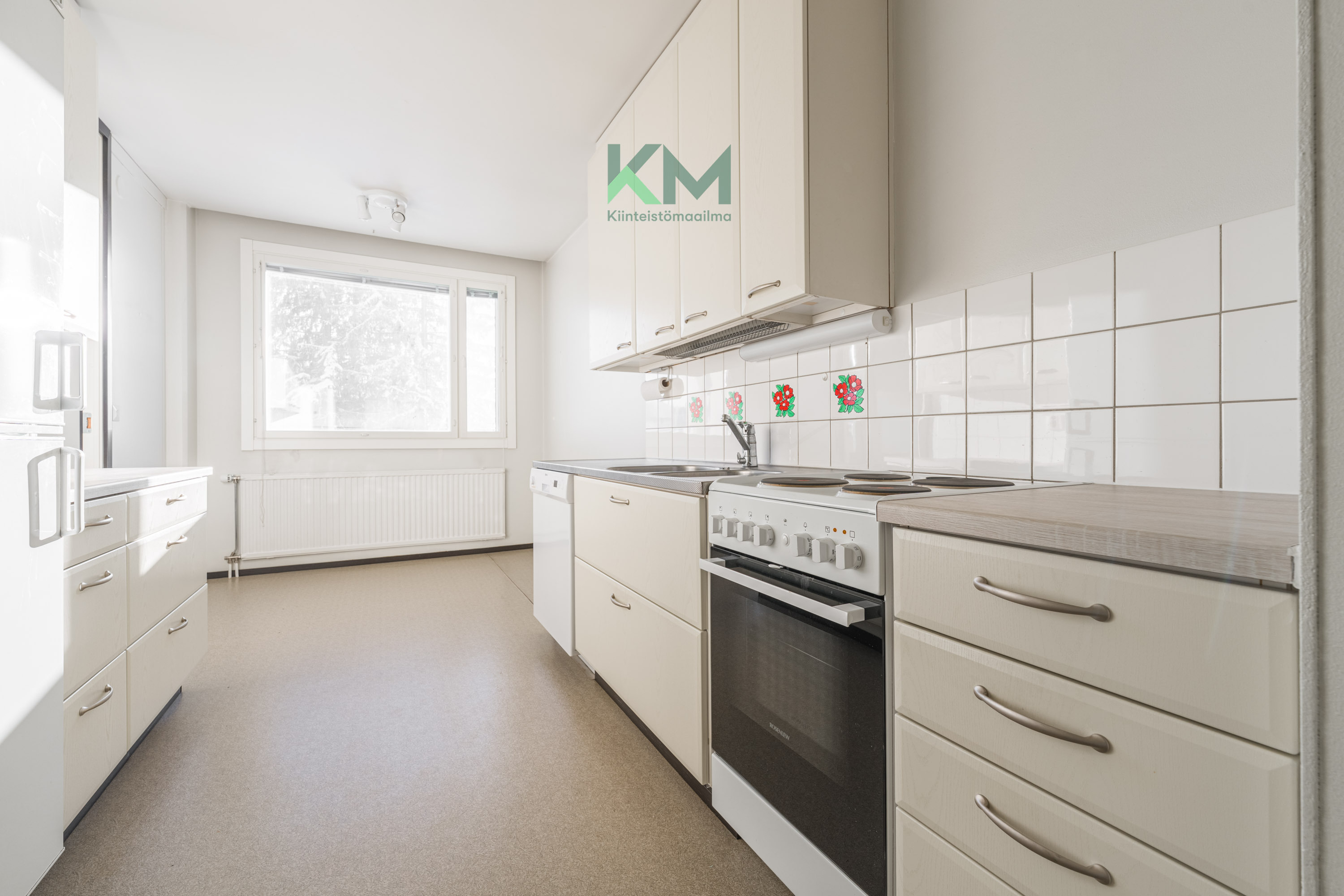 Keittiössä hyvin kaappitilaa
