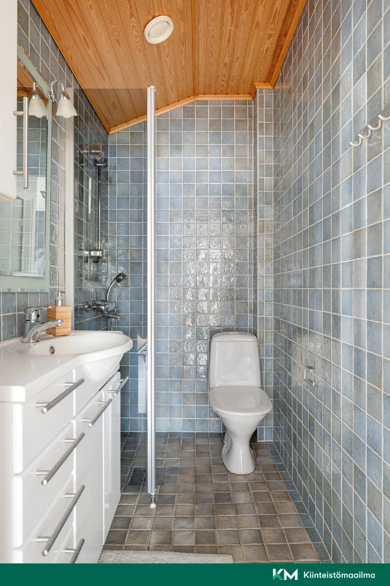 Yläkerran kylpyhuone