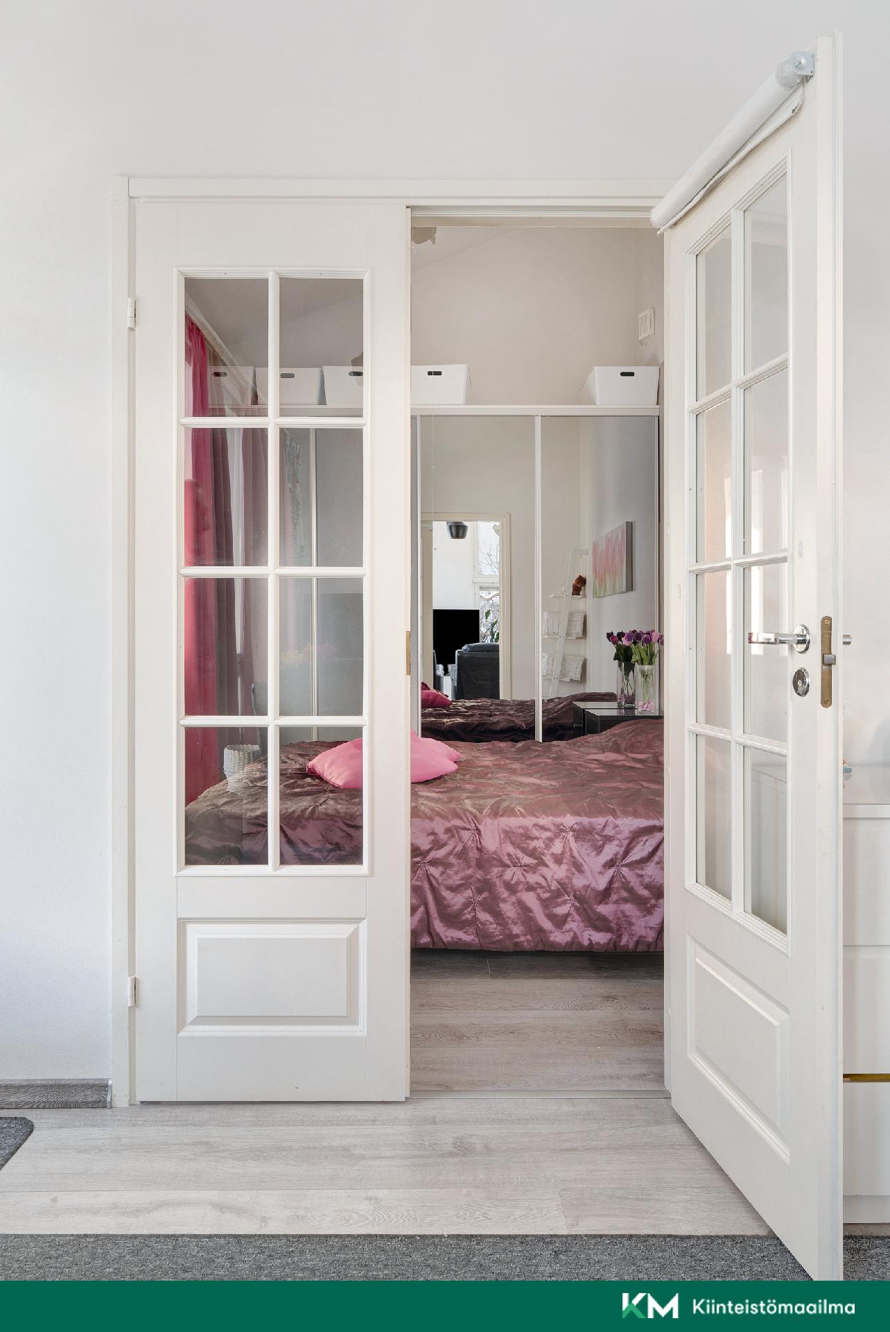 Alakerran makuuhuone