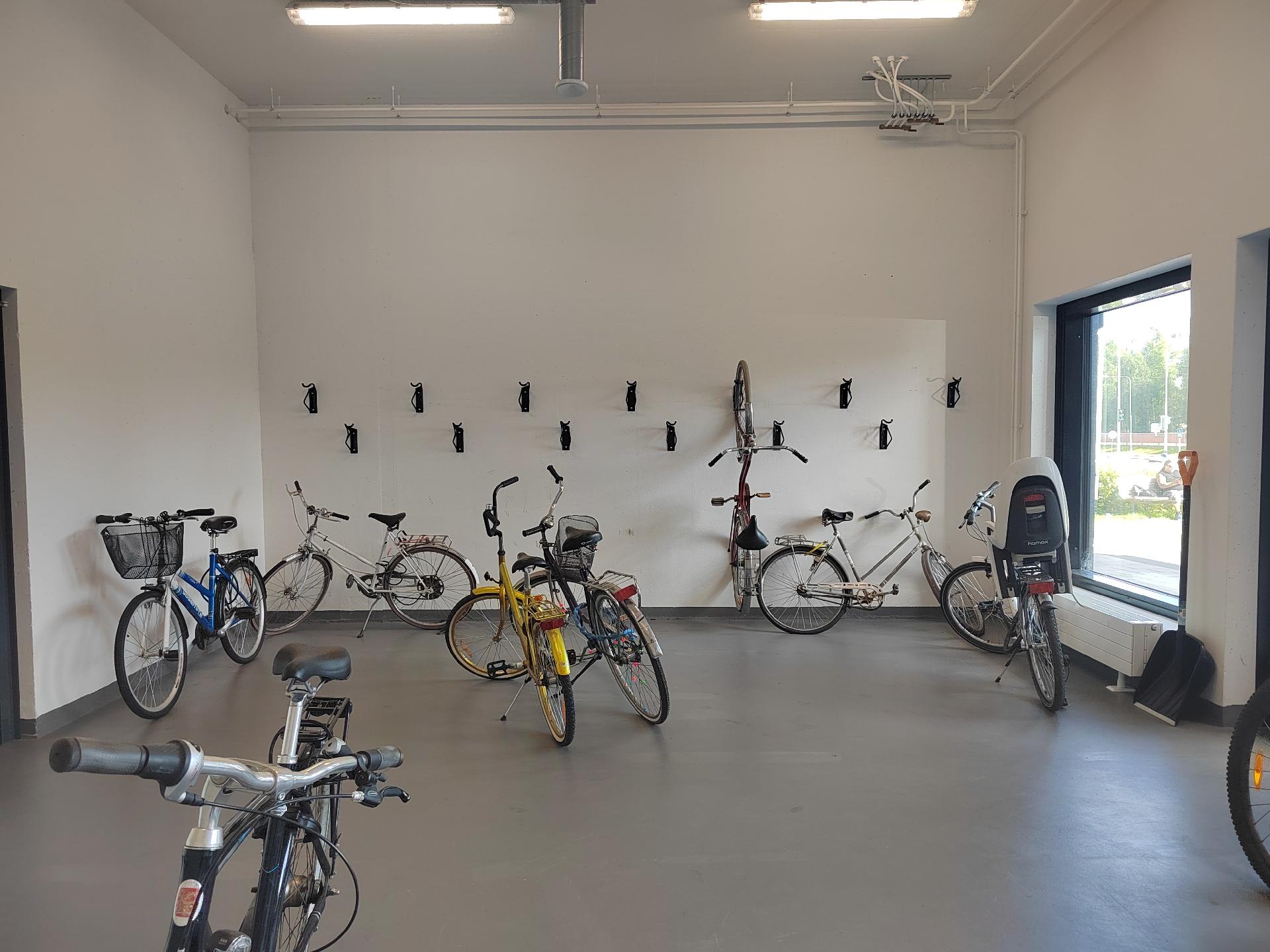 Talon päässä sijaitsee pyörävarasto.