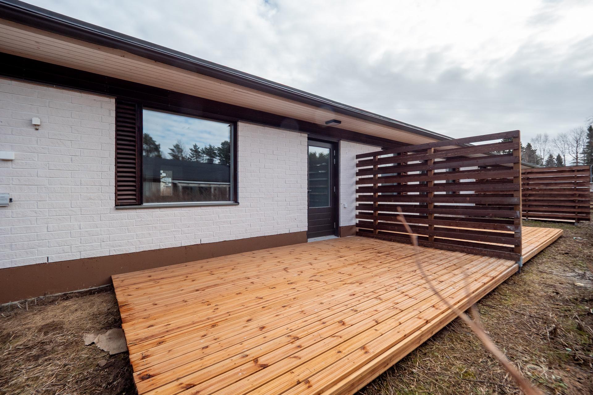 Terassi rakennettu valmiiksi