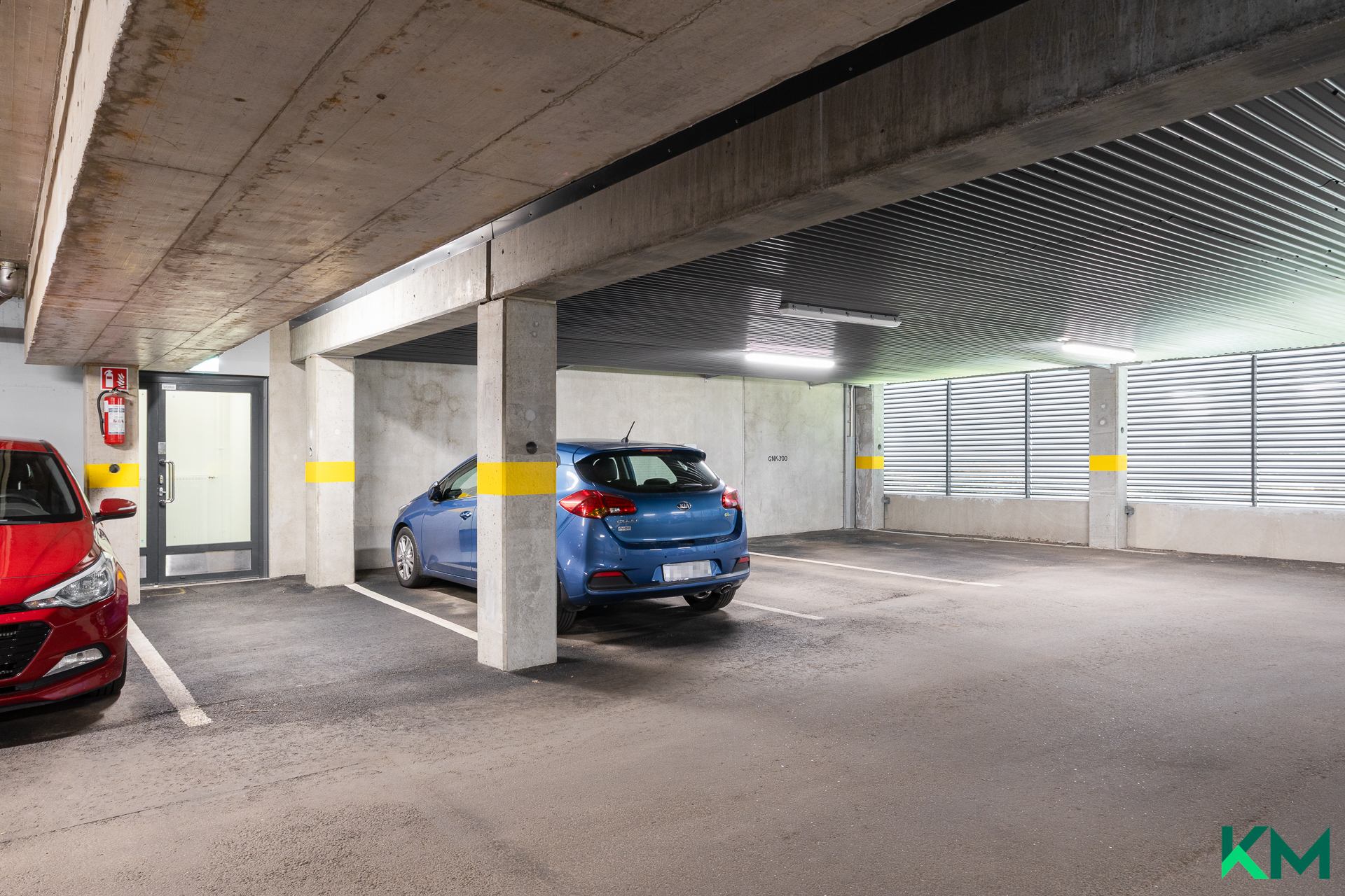 Oma autopaikka heti sisääntulon vieressä