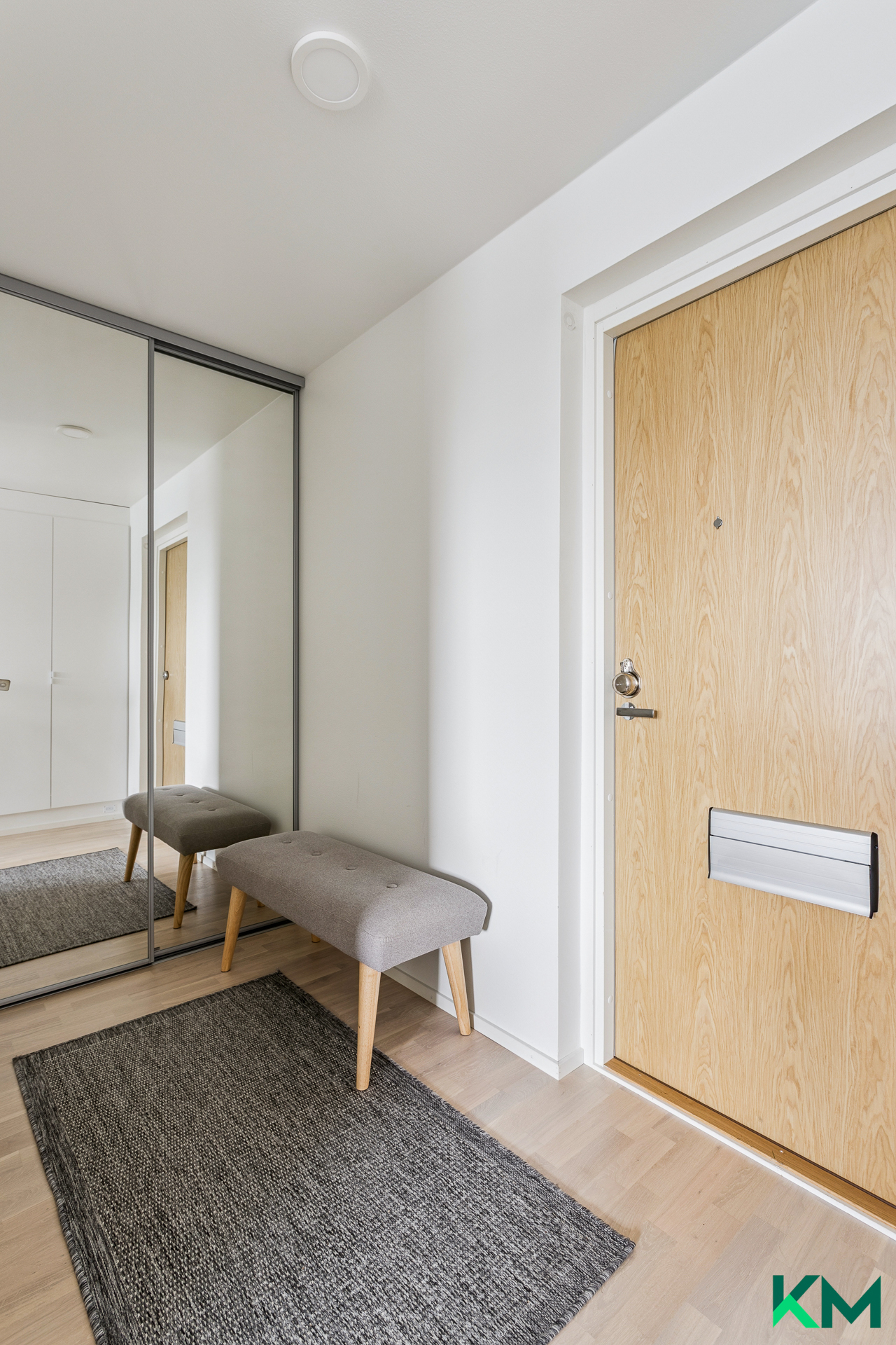 Eteisessä runsaasti säilytystilaa