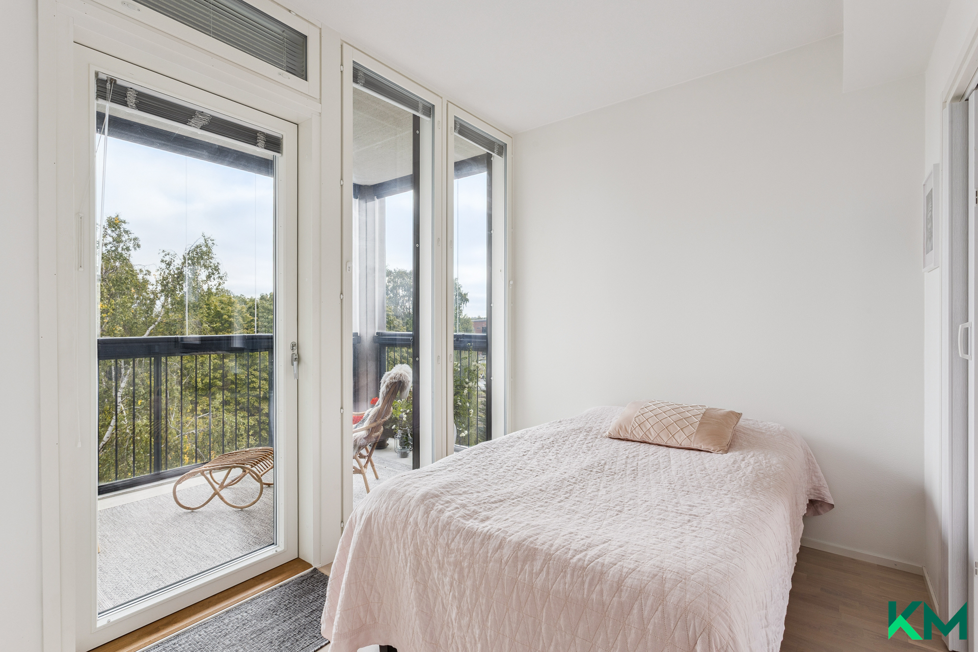 Toinen makuuhuone, josta käynti parvekkeelle