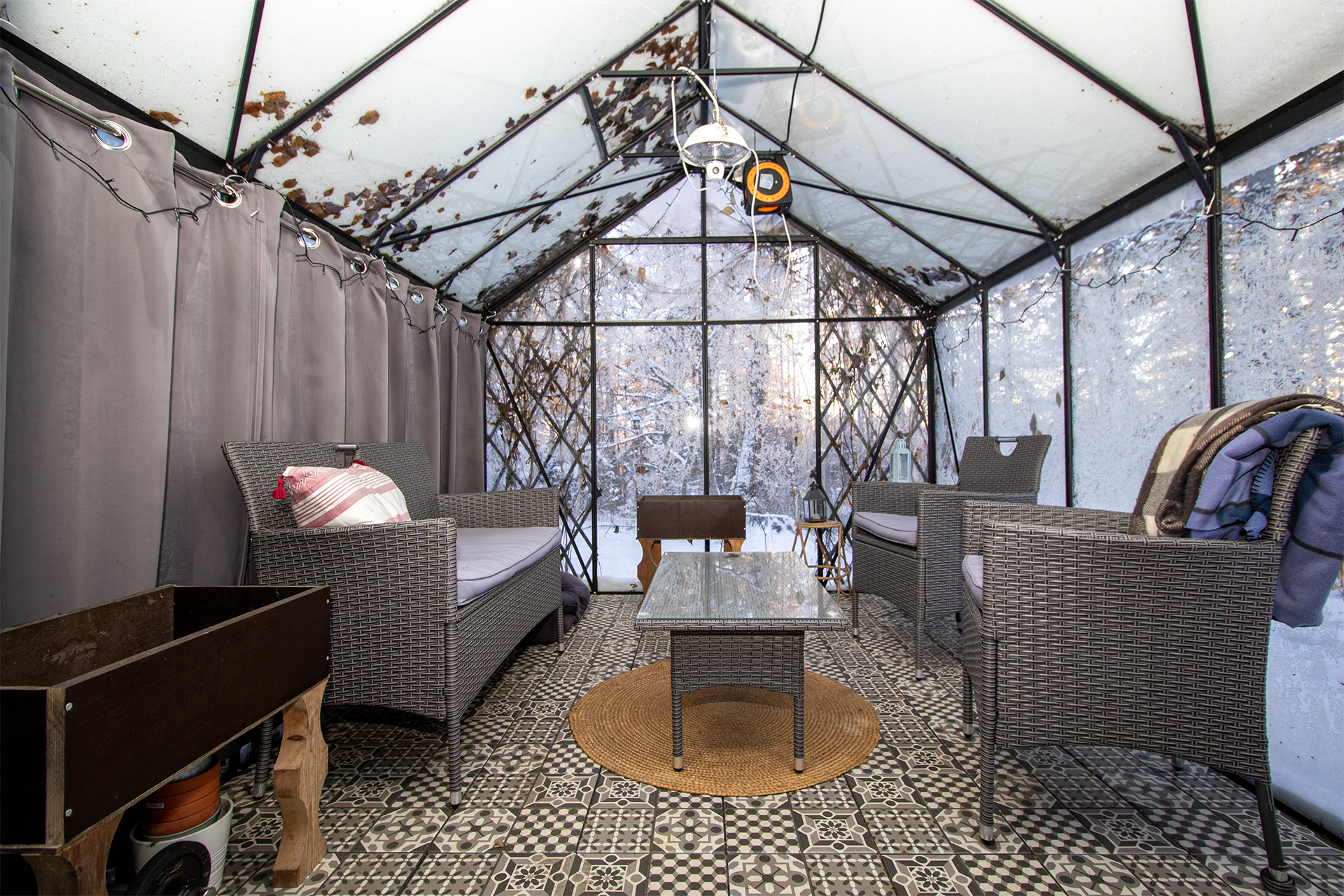 Takapihan lasinen huvimaja moneen käyttöön.