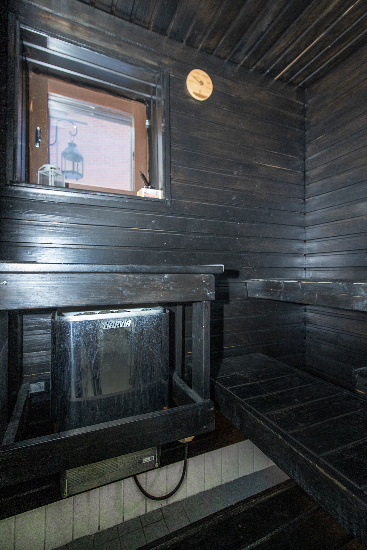 Oma ikkunallinen sauna. Lauteet molemmin puolin saunaa.