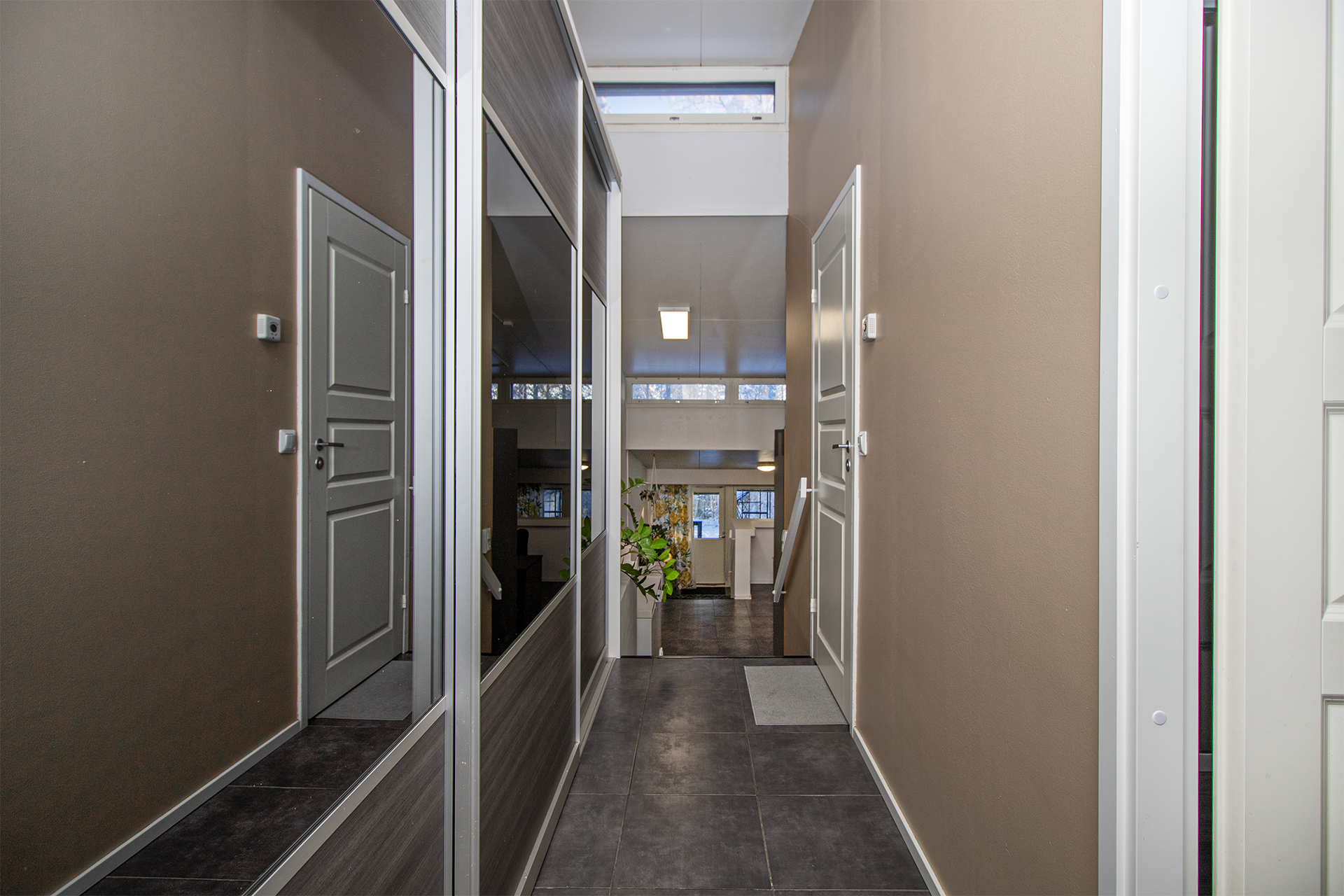 Eteisessä liukuovikaapistot.