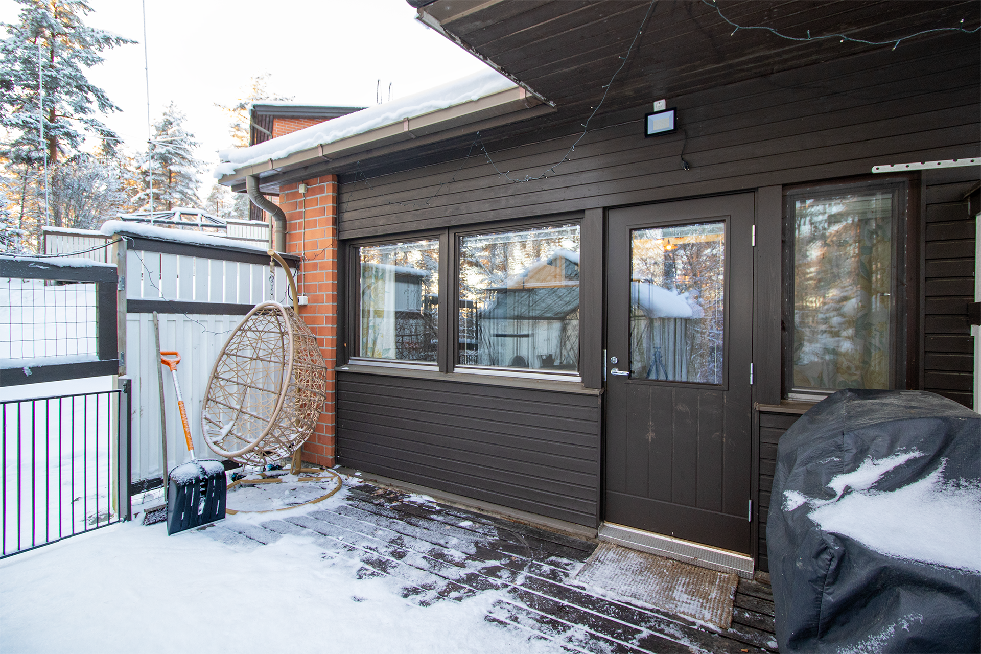 Takapihalla vietät aikaa muiden katseilta suojassa.