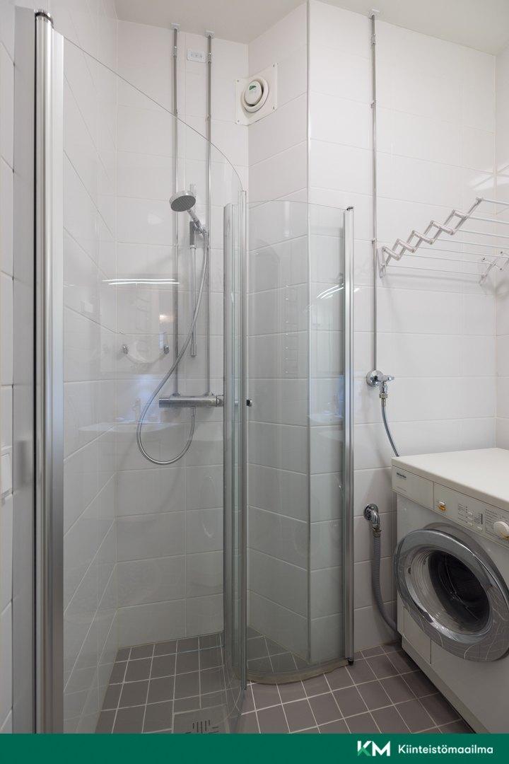 Kylpyhuoneen suihkutila 