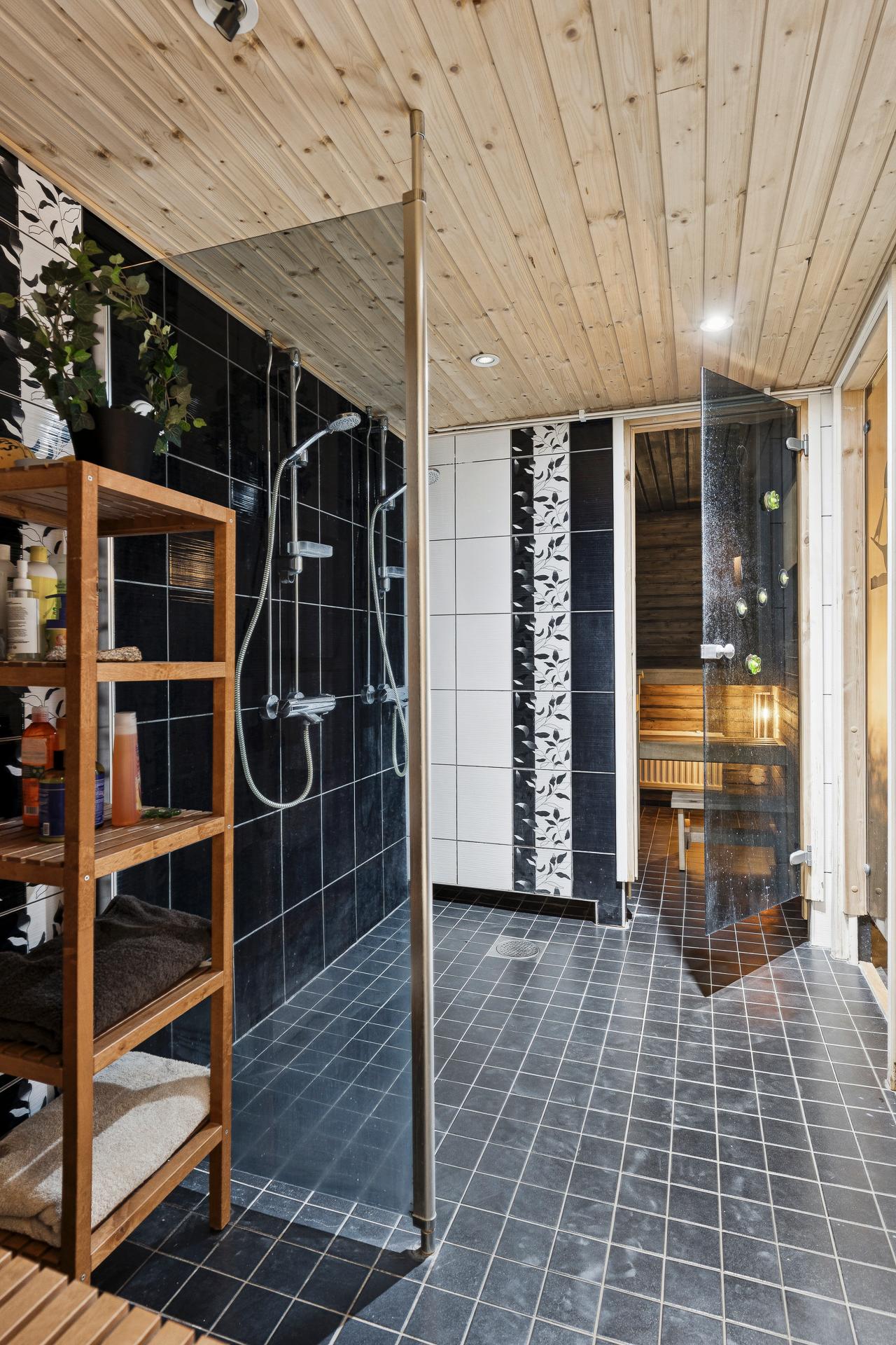 Alakerran pesuhuone ja sauna