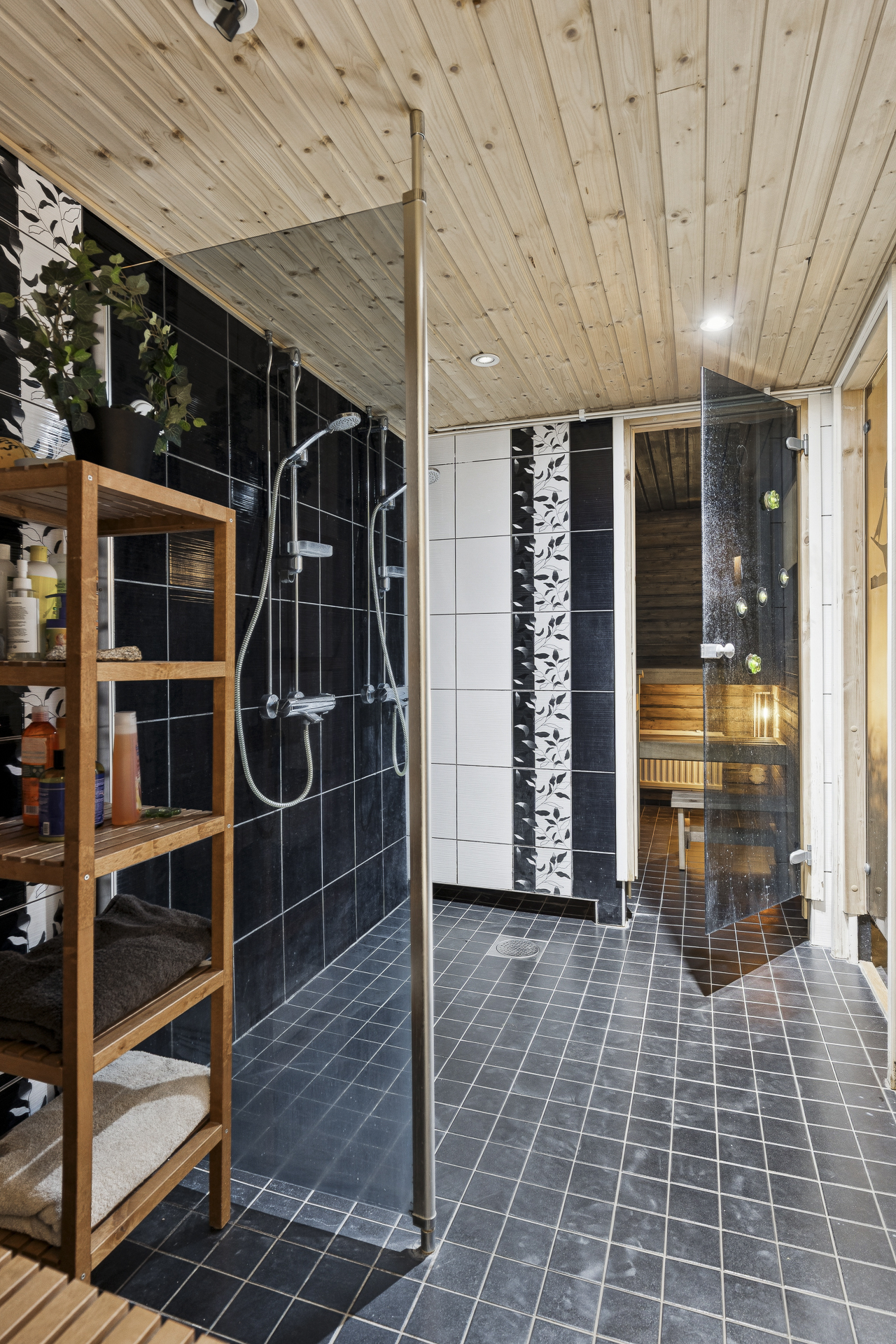 Alakerran pesuhuone ja sauna