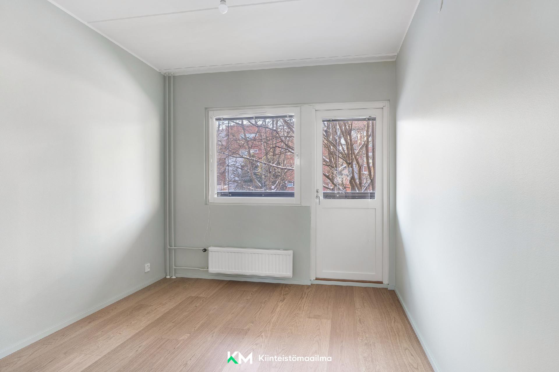 Päämakuuhuoneesta käynti parvekkeelle