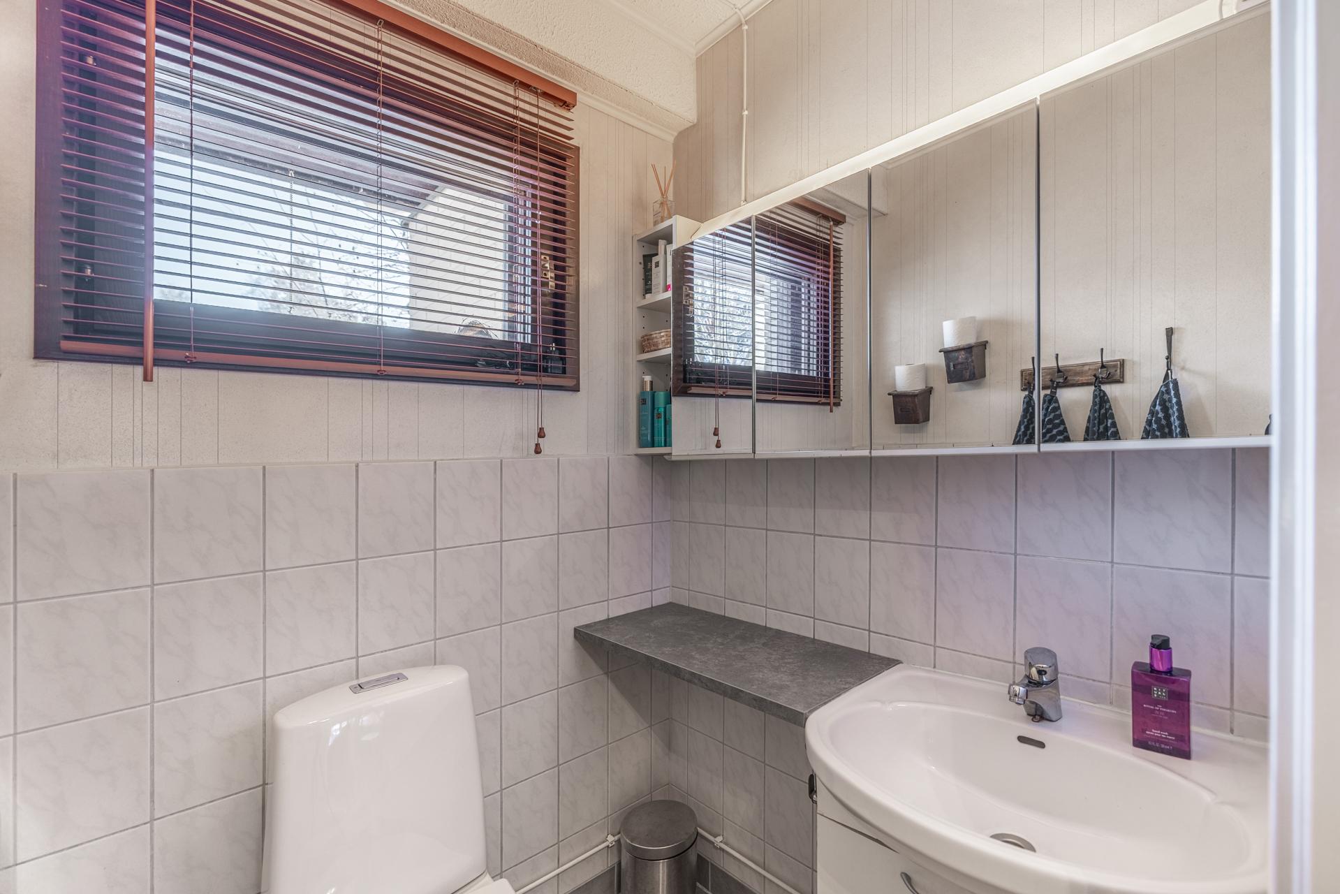 erillinen wc eteistilan yhteydessä