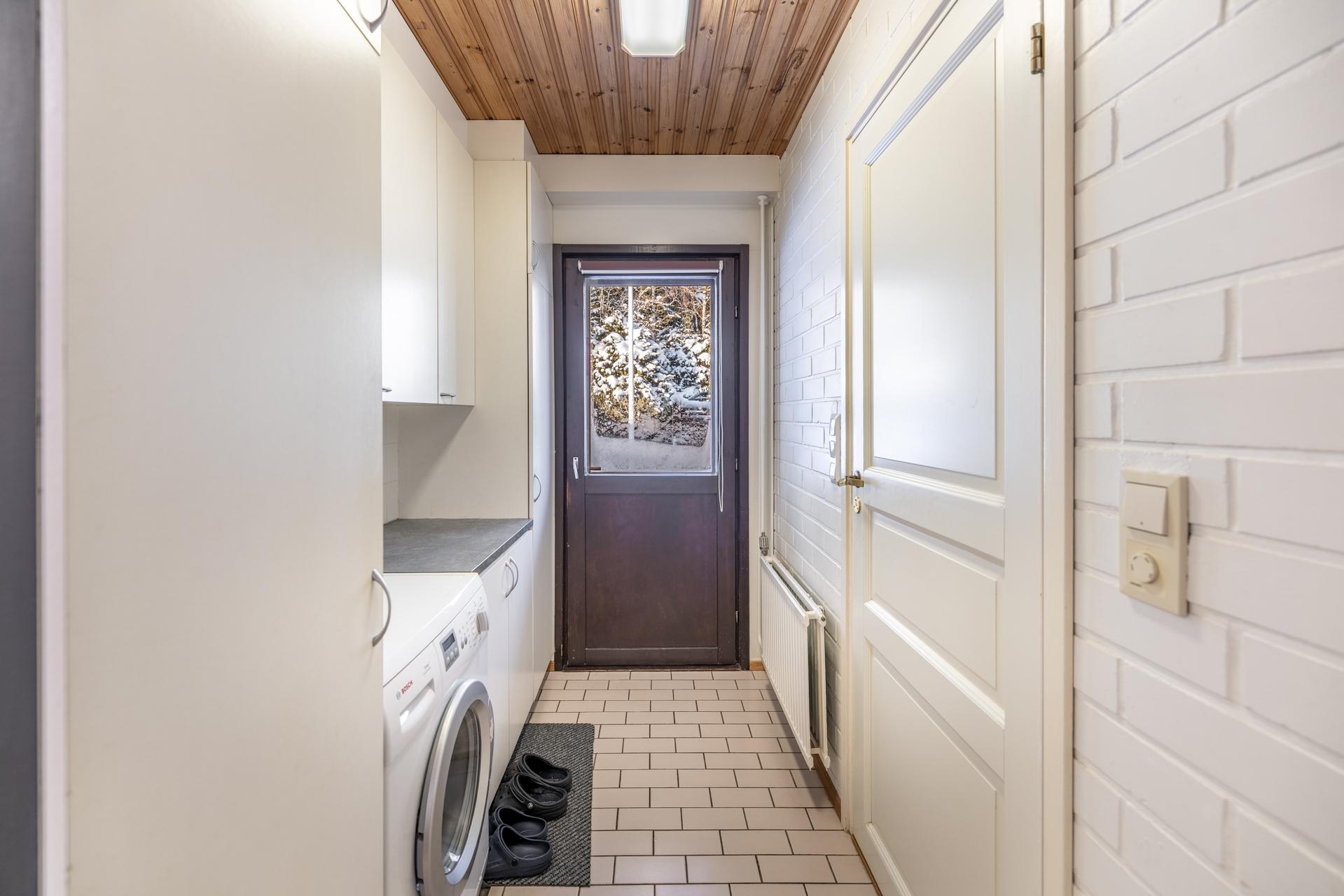 kodinhoitohuone, josta käynti takapihalle