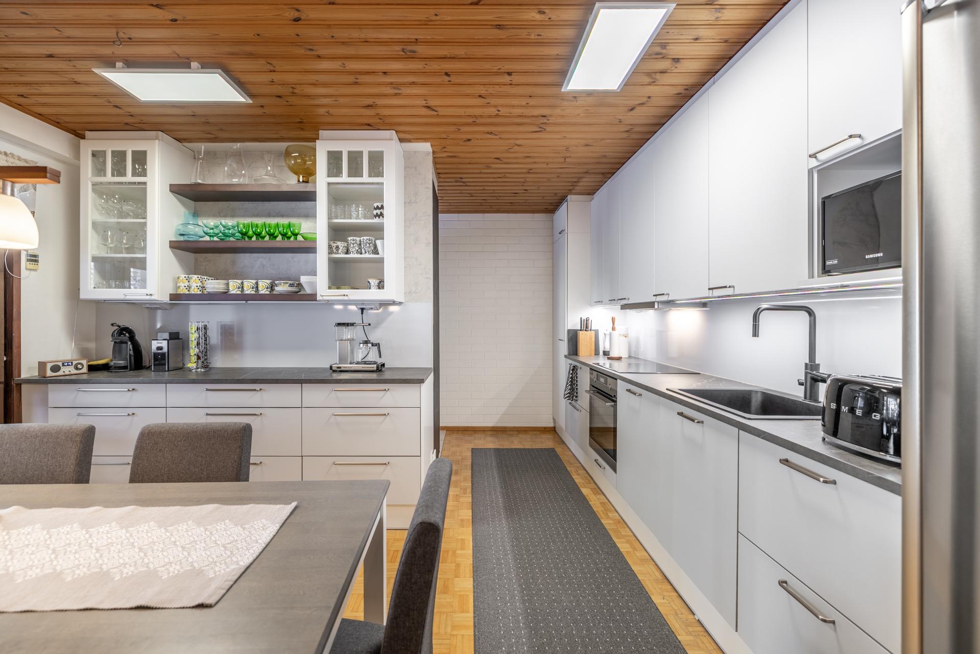 keittiö remontoitu v. 2023, Puustelli