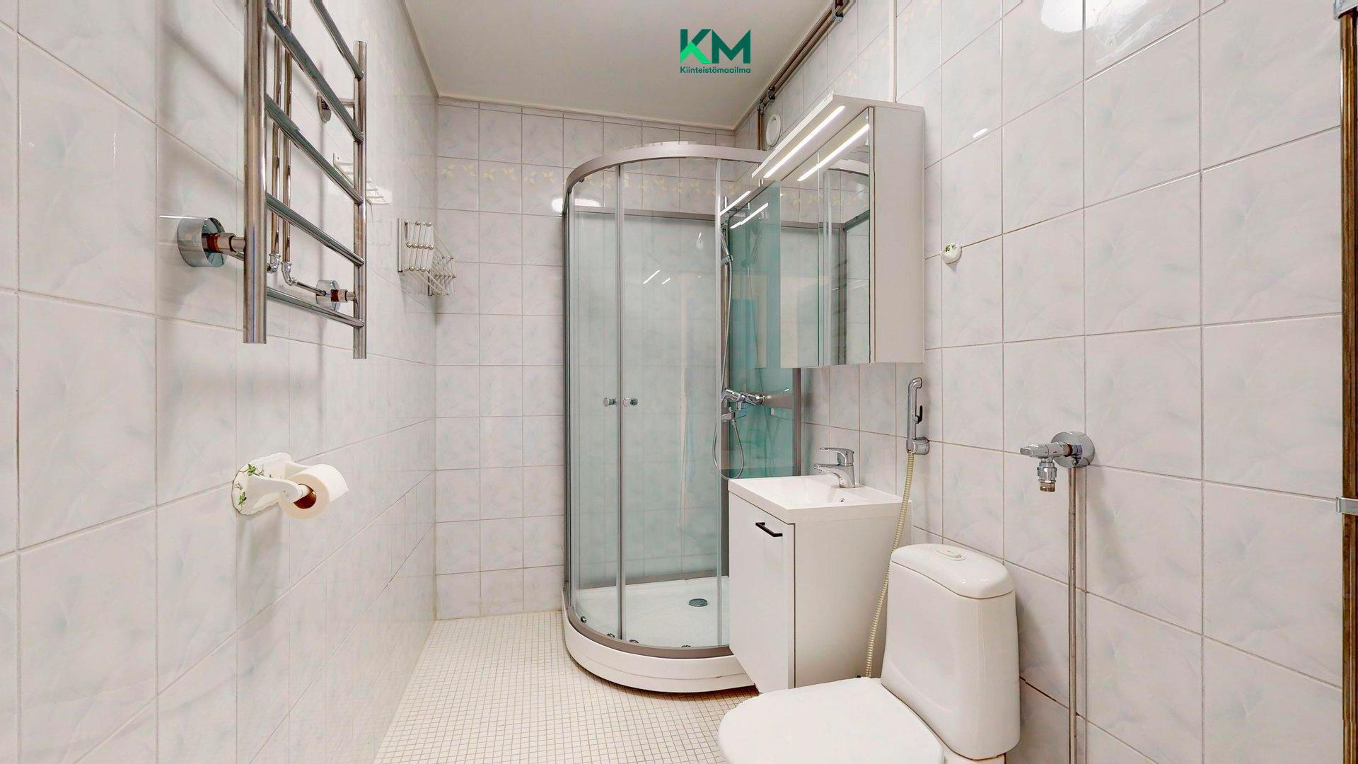 Tilava ja viihtyisä kylpyhuone