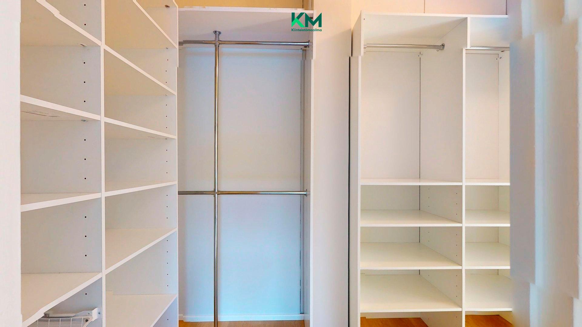 Walk-in closet suuri vaatehuone uusilla säiliytyskalusteilla.