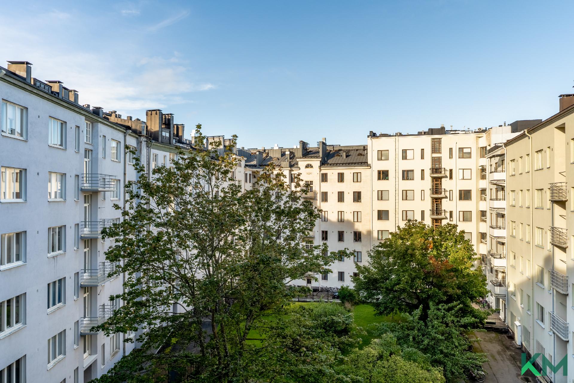 sisäpiha parvekkeelta