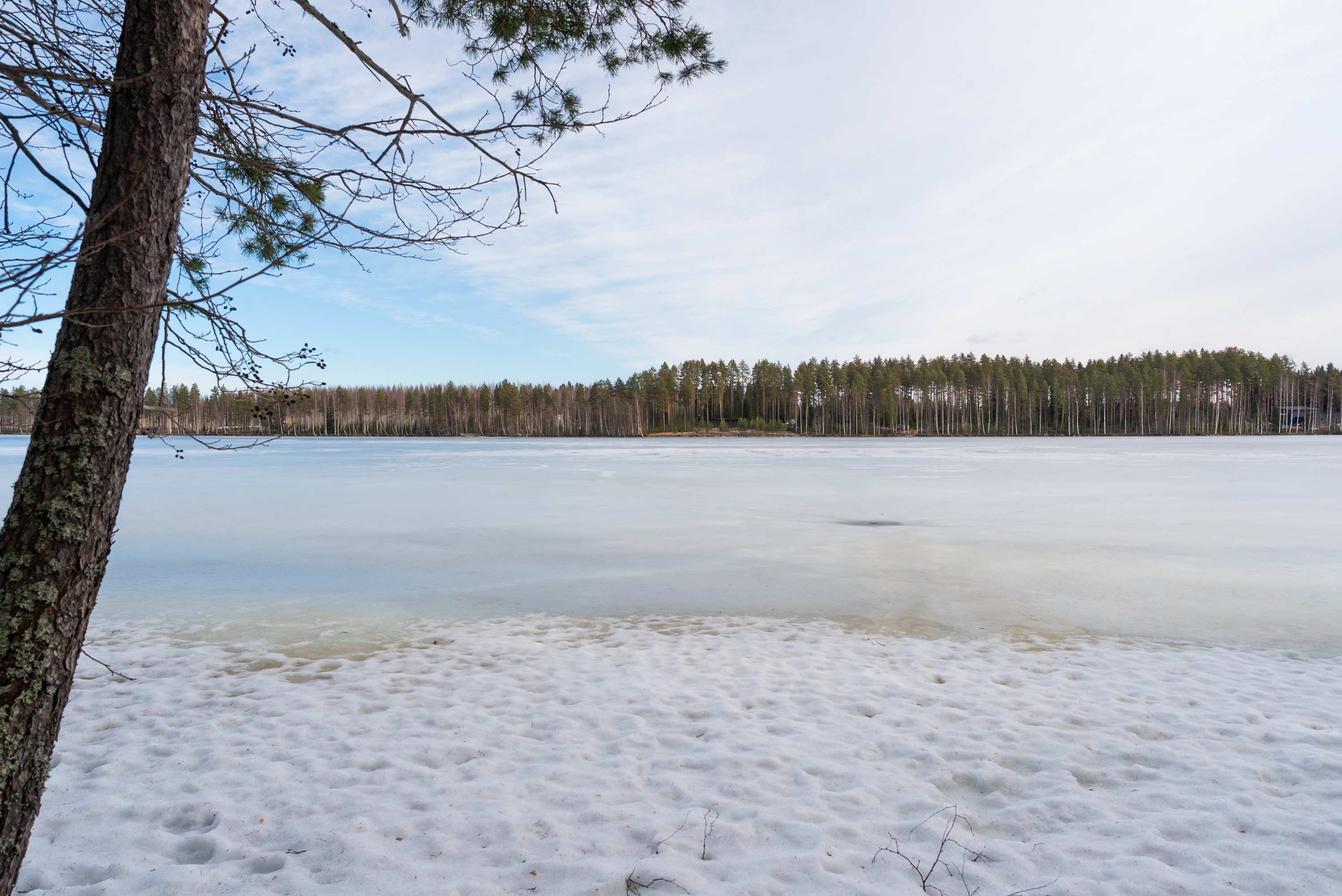 Loivasti syvenevä hiekka/savi pohja