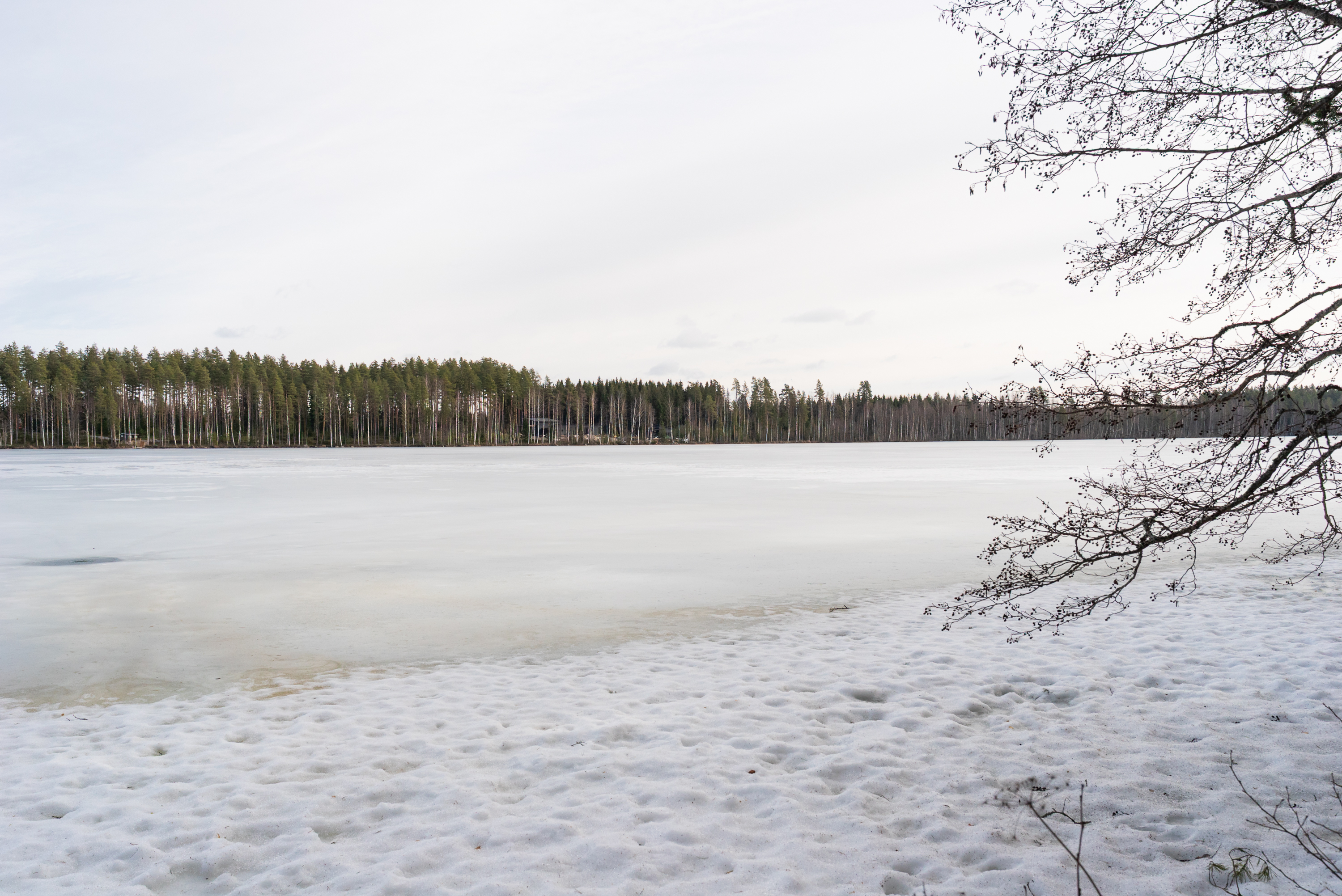Loivasti syvenevä hiekka/savi pohja