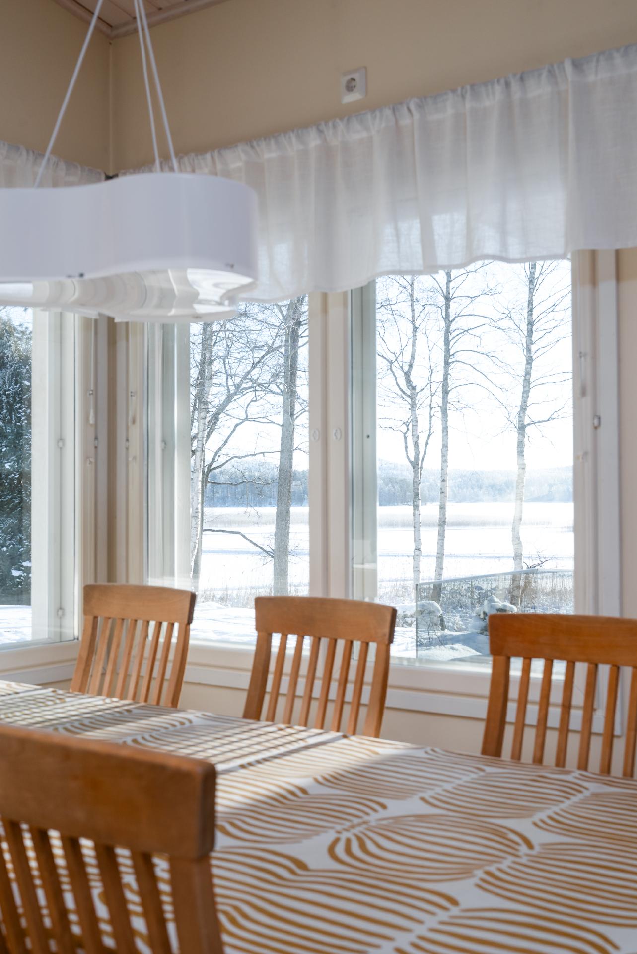 Ruokailutilasta näkymää järvelle