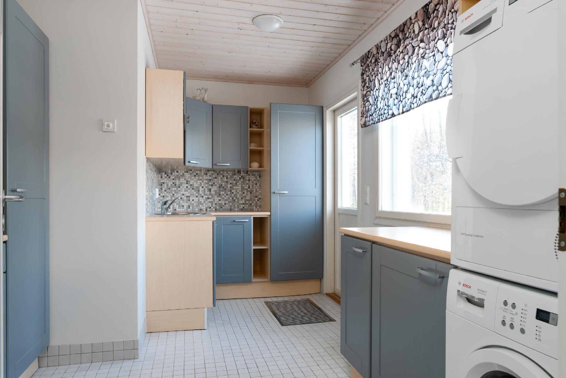 Kodinhoitohuone josta käynti ulos