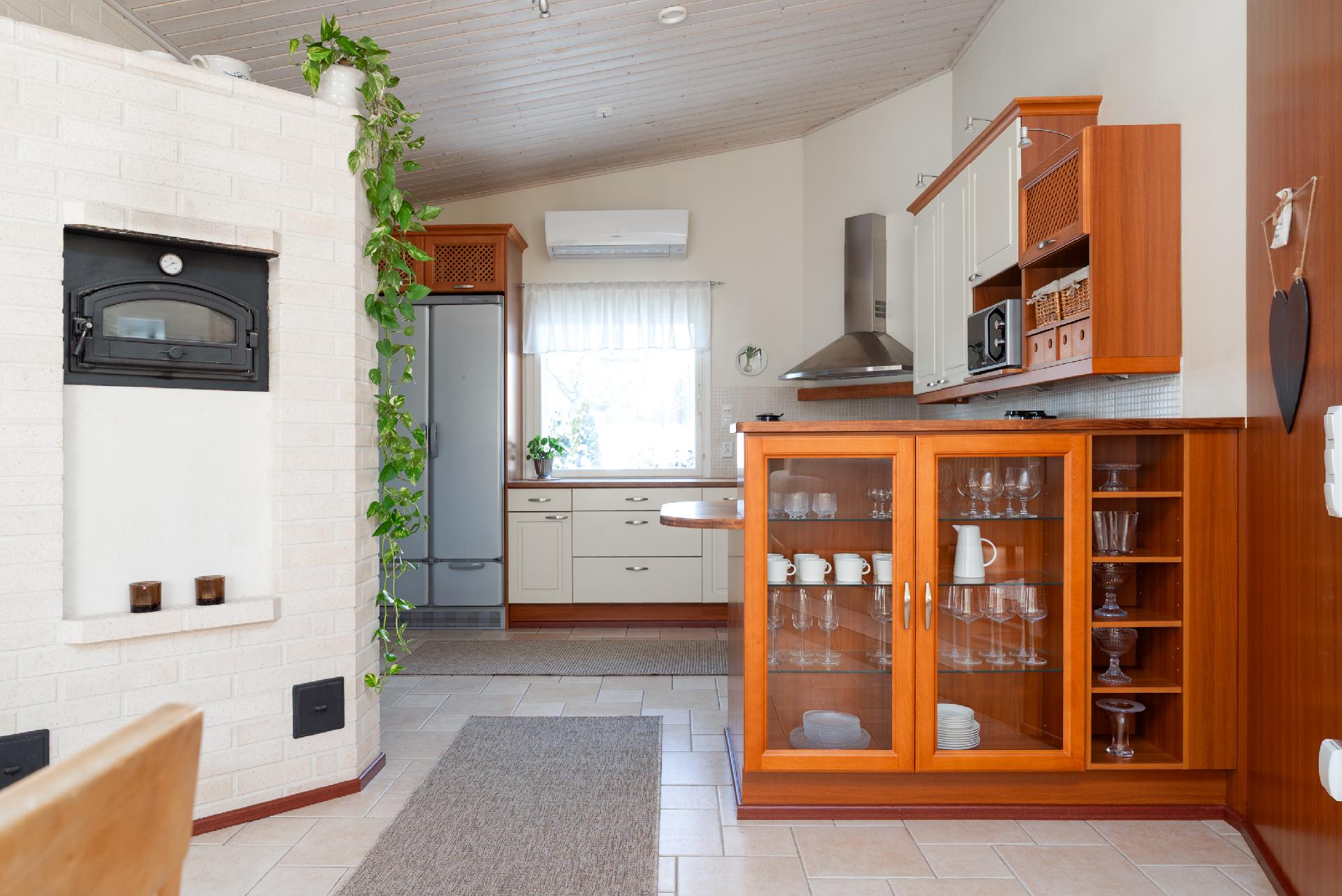 Keittiössä leivinuuni