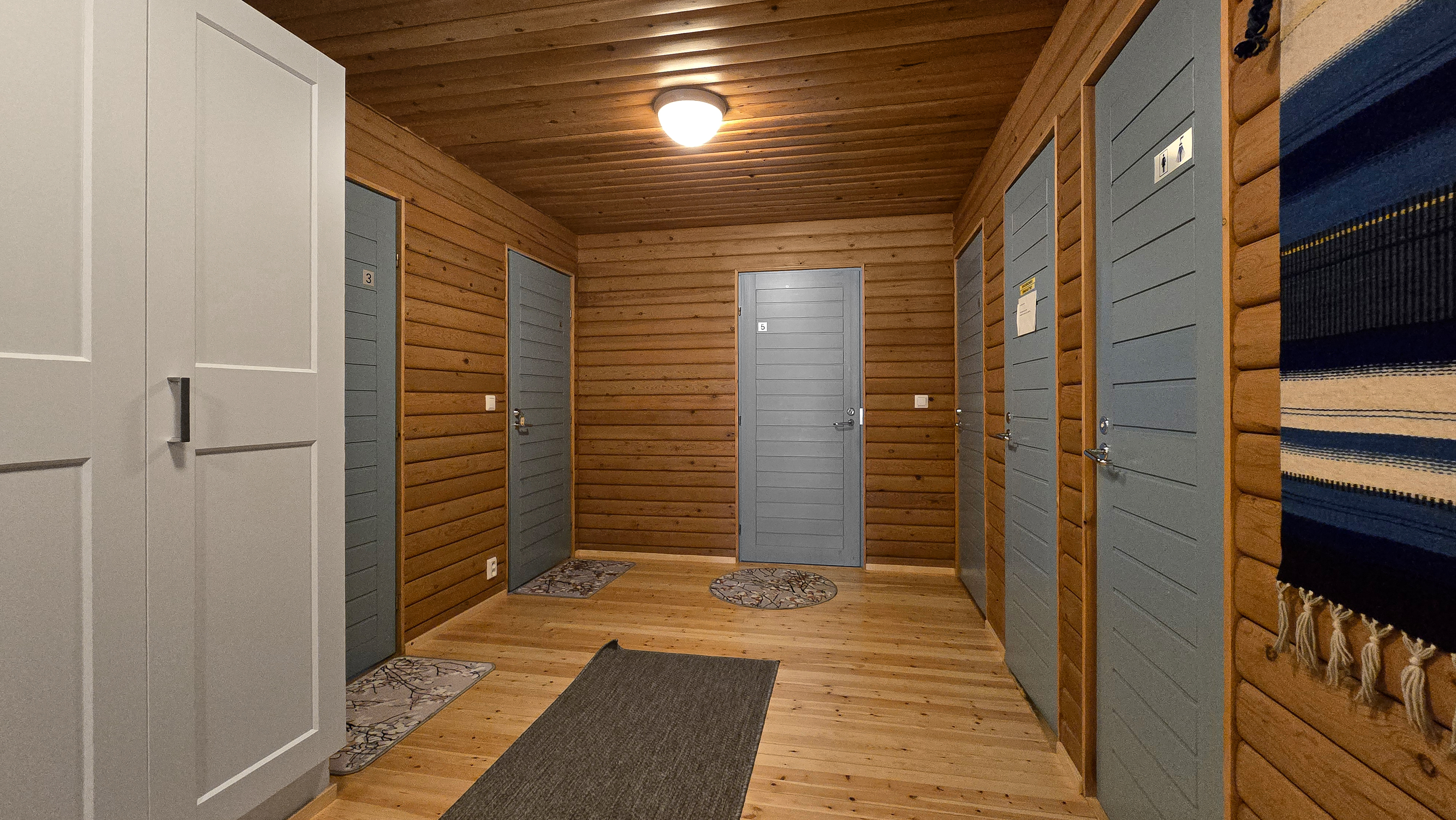 Tunturimajan käytävän varrella kaksi erillistä kylpyhuonetta